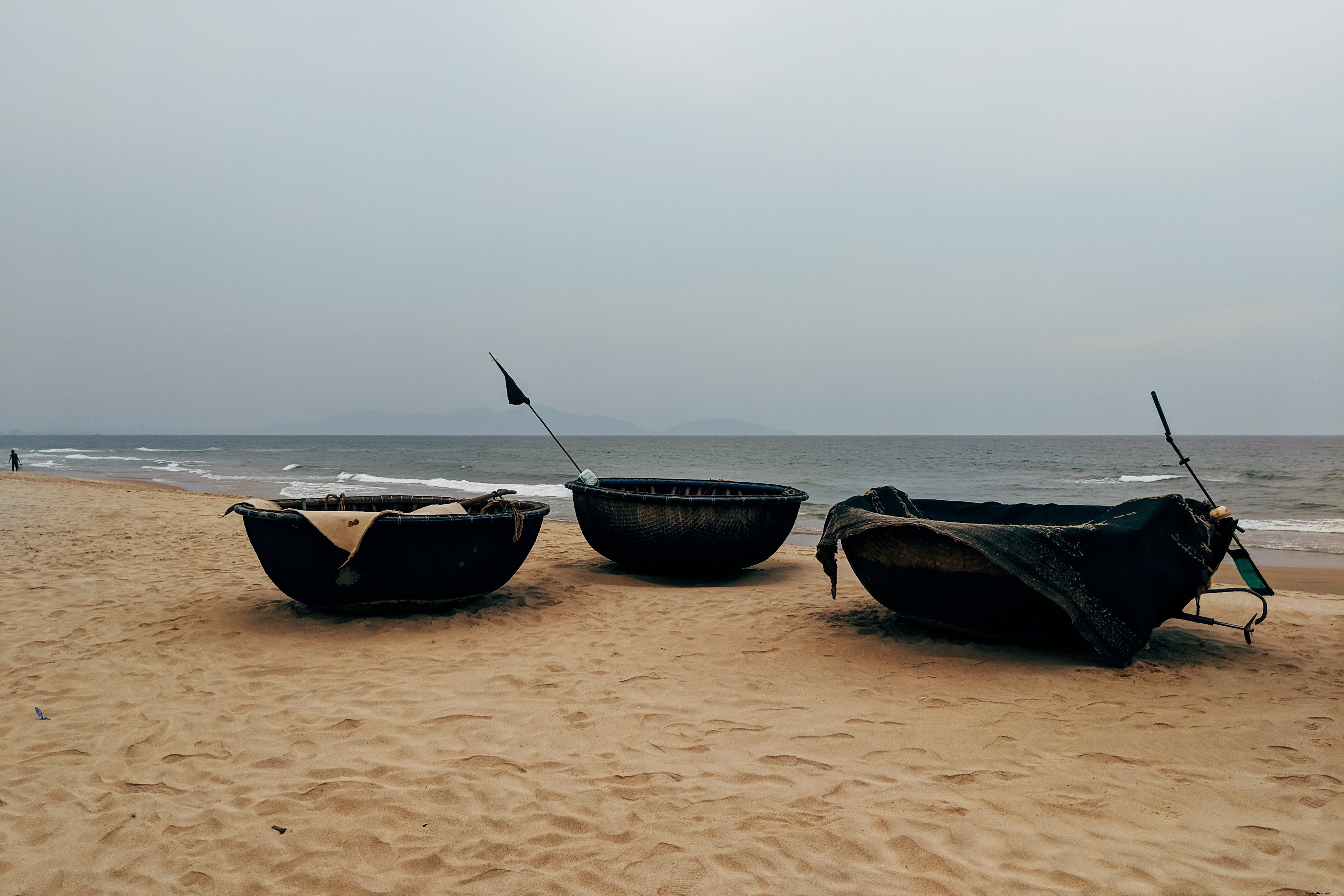 Coracles sur une photo de plage