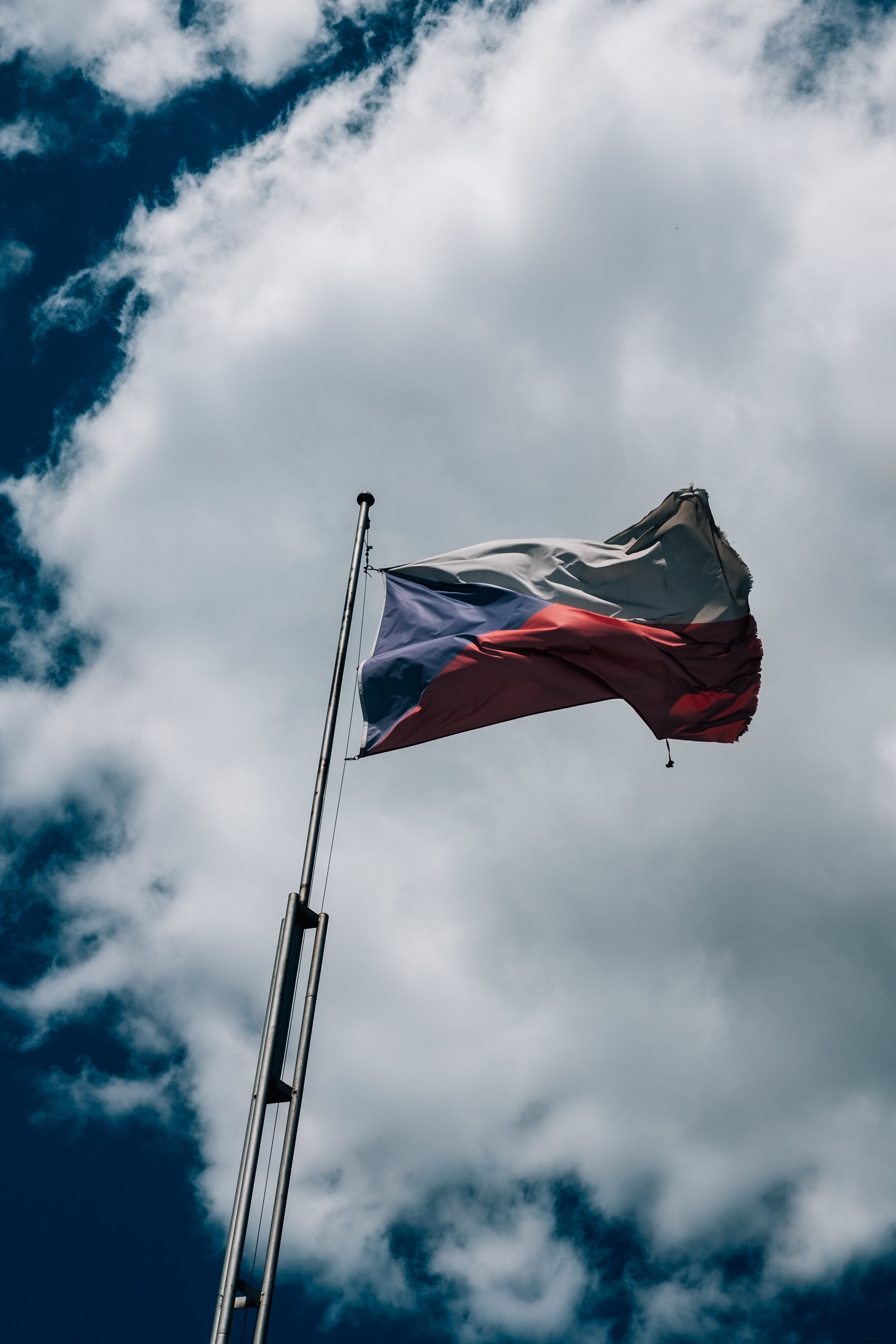 Drapeau tchèque flottant sous un ciel bleu nuageux – Photo