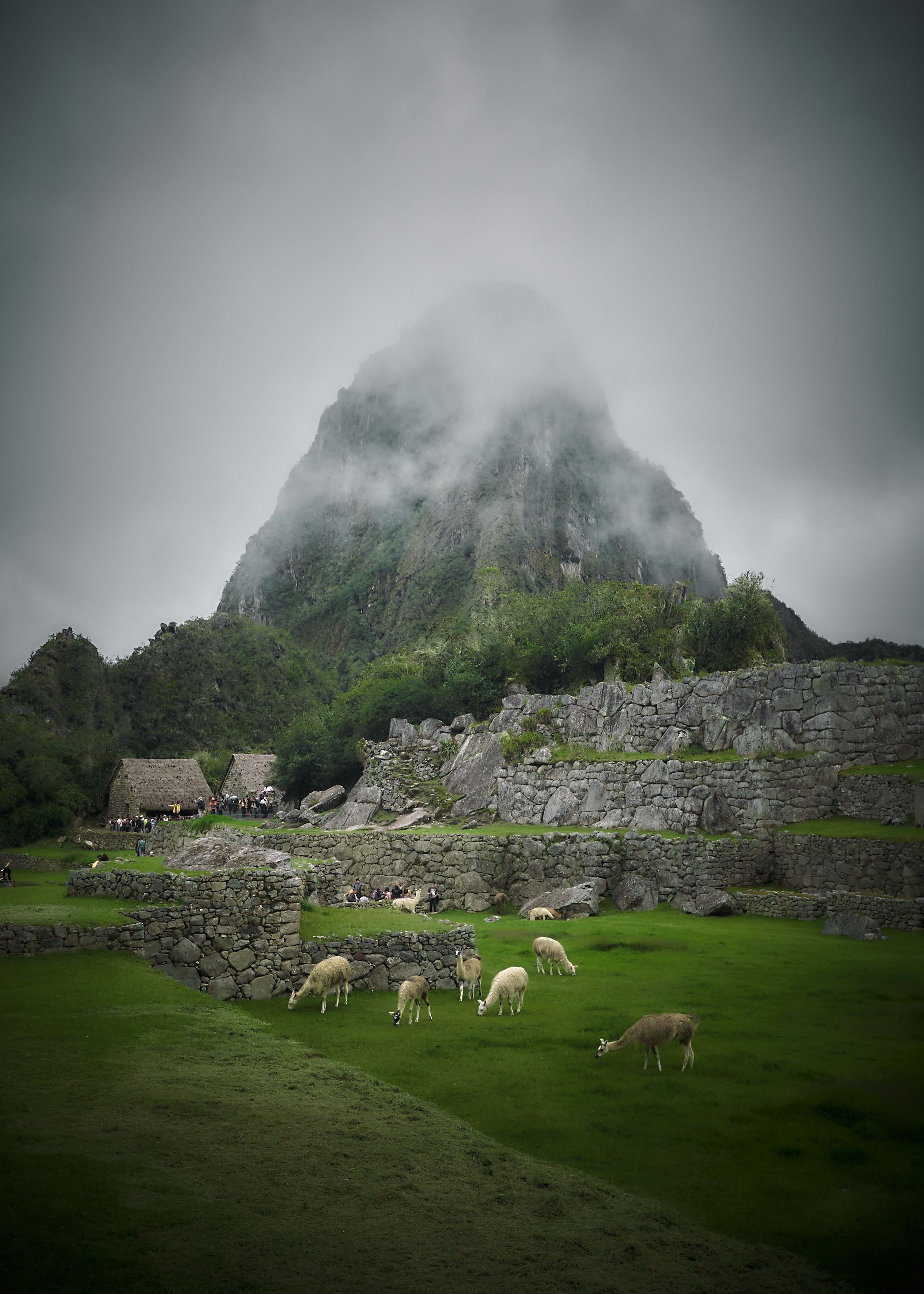 Des nuages lourds envahissent la scène de montagne
