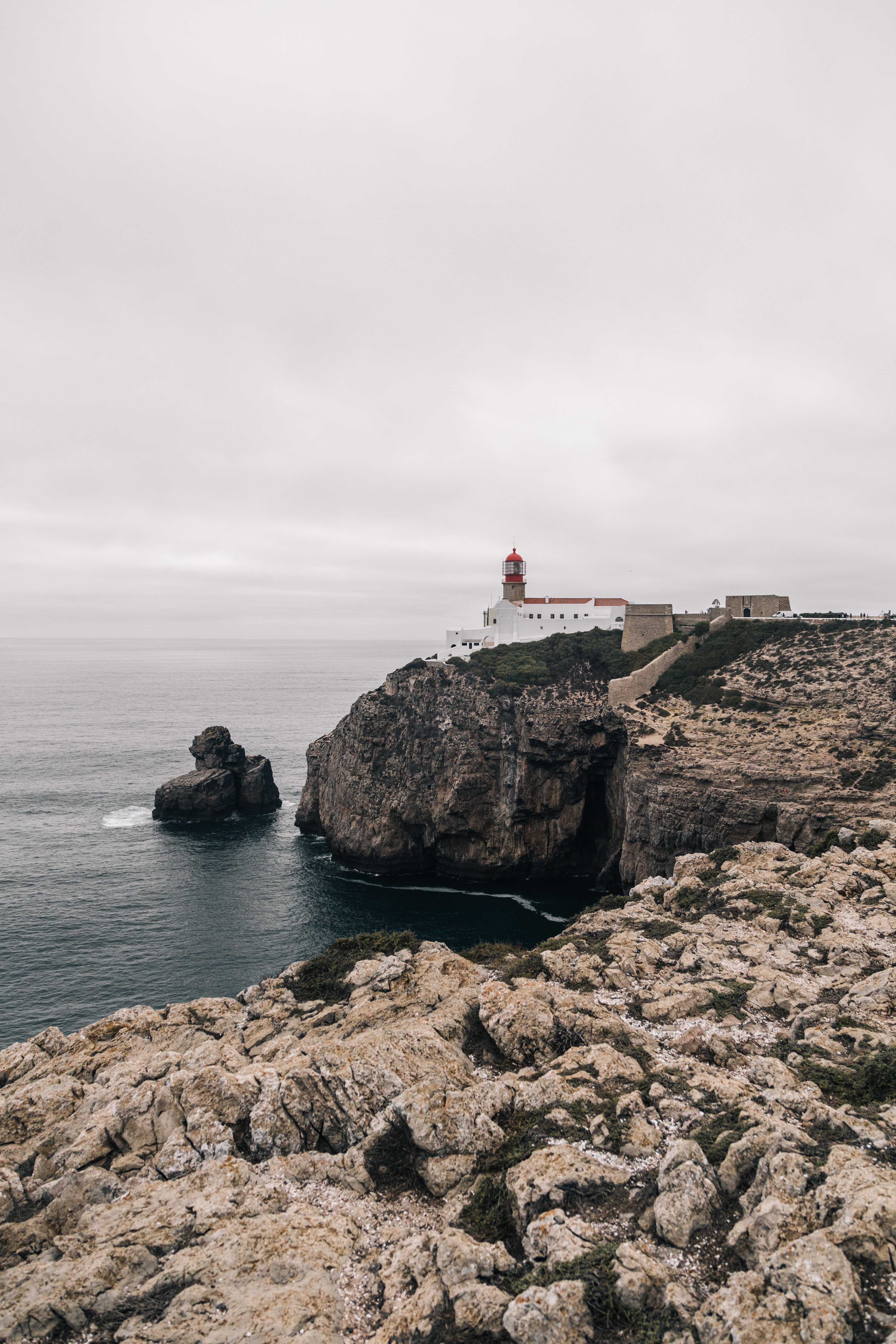 Un phare domine la côte rocheuse