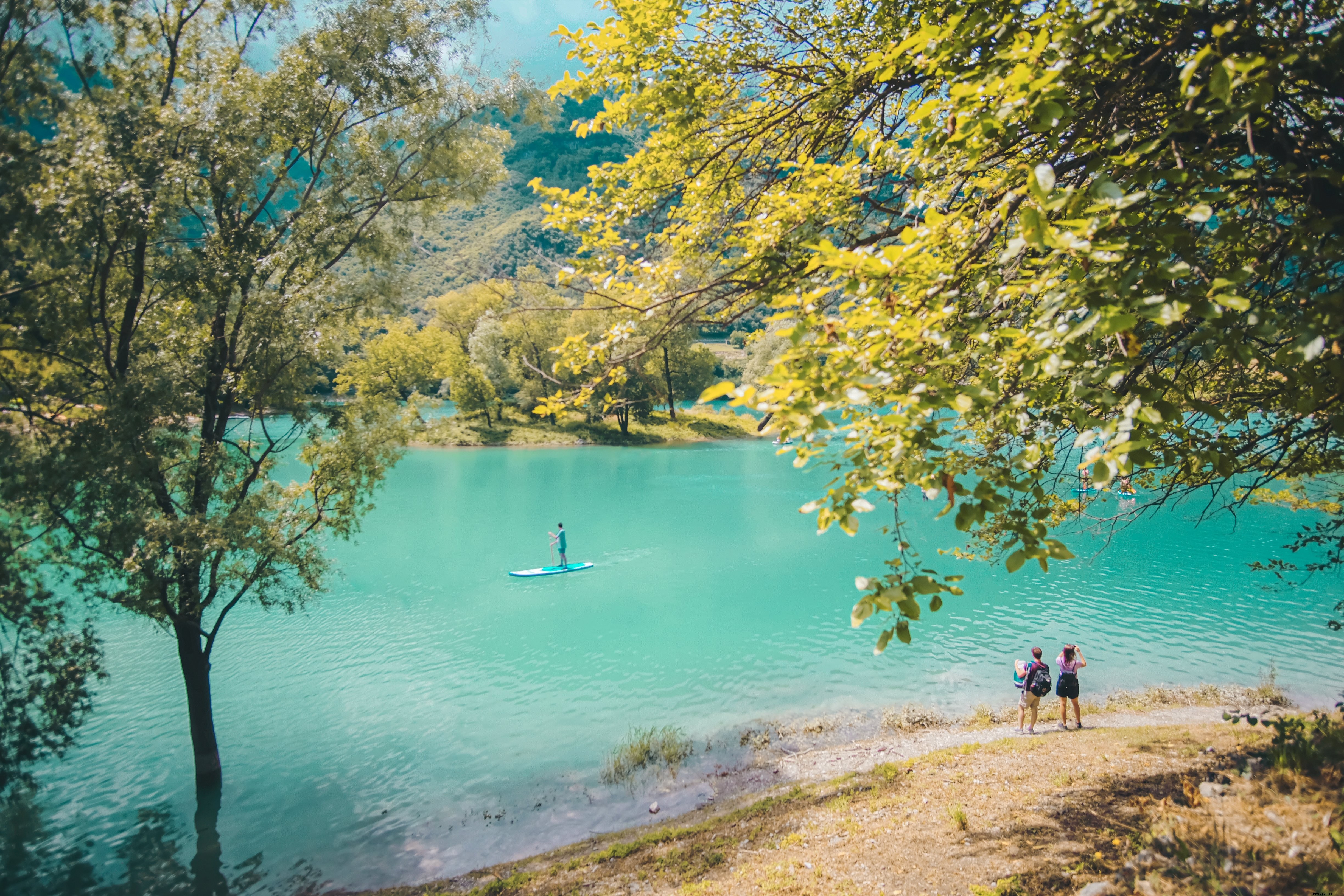 Photo d une rivière bleu aqua entourée d arbres