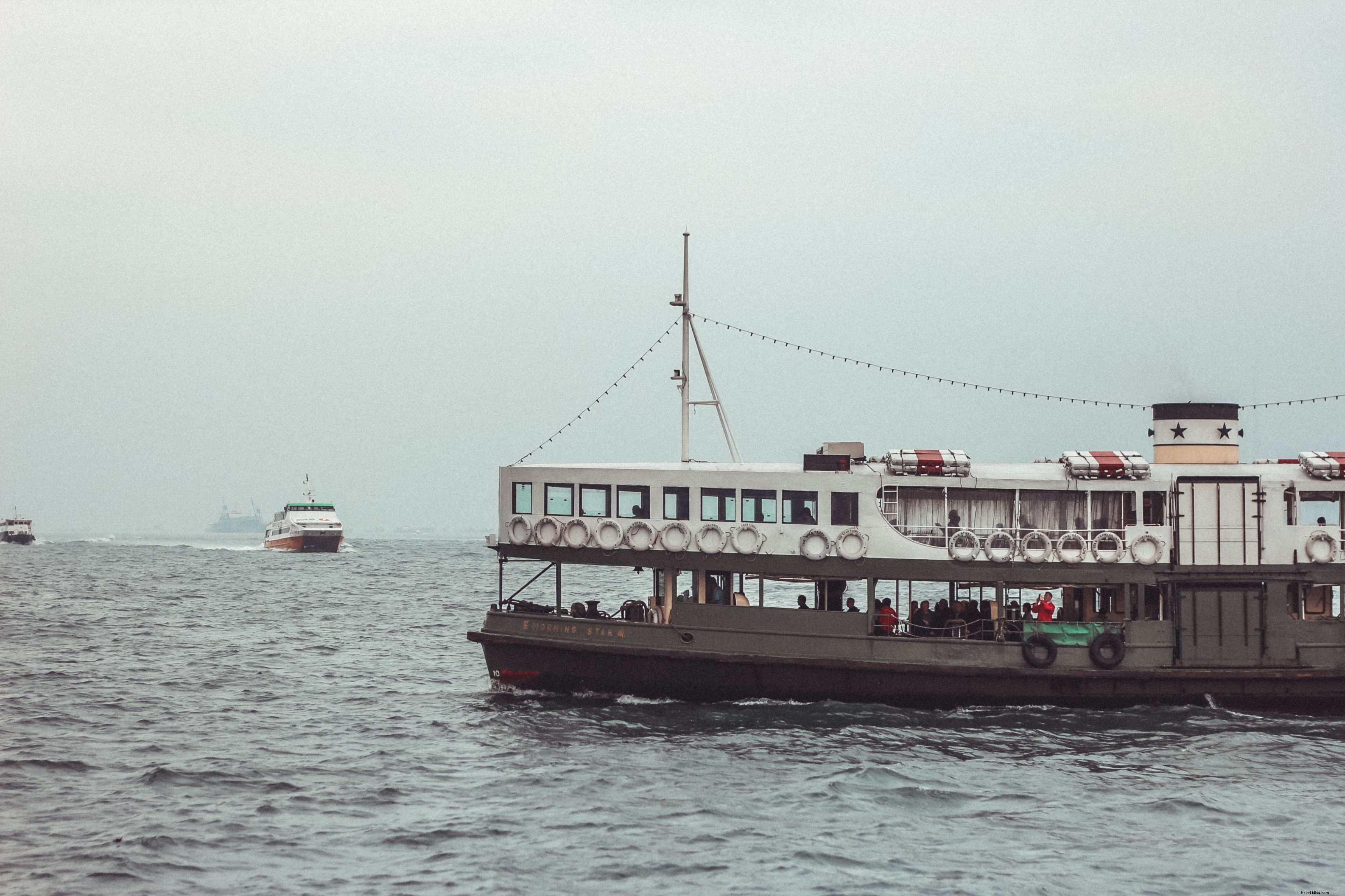 Photo d un ferry sur des eaux agitées