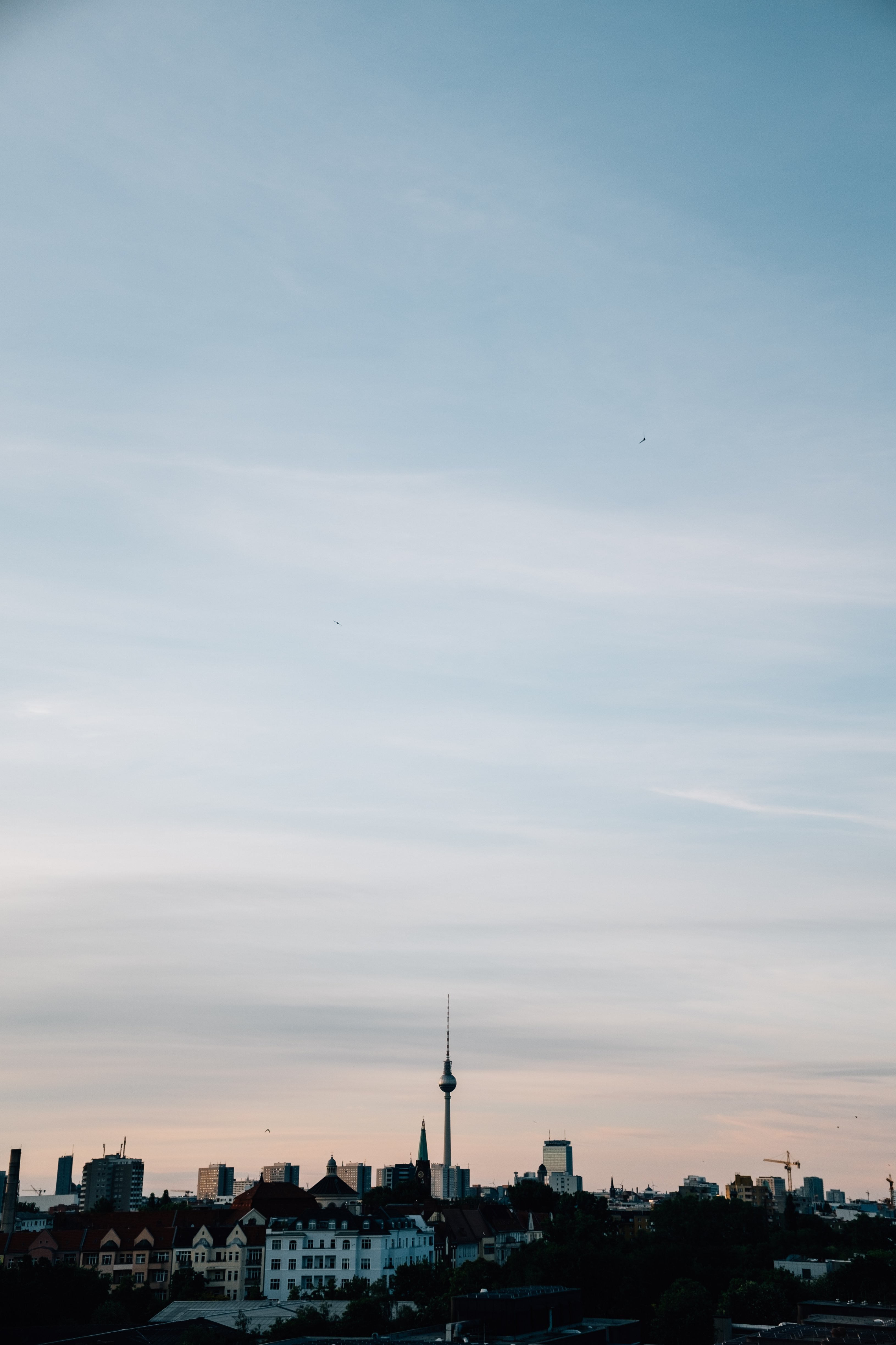 Photo de Berlin au coucher du soleil sous un ciel dégagé