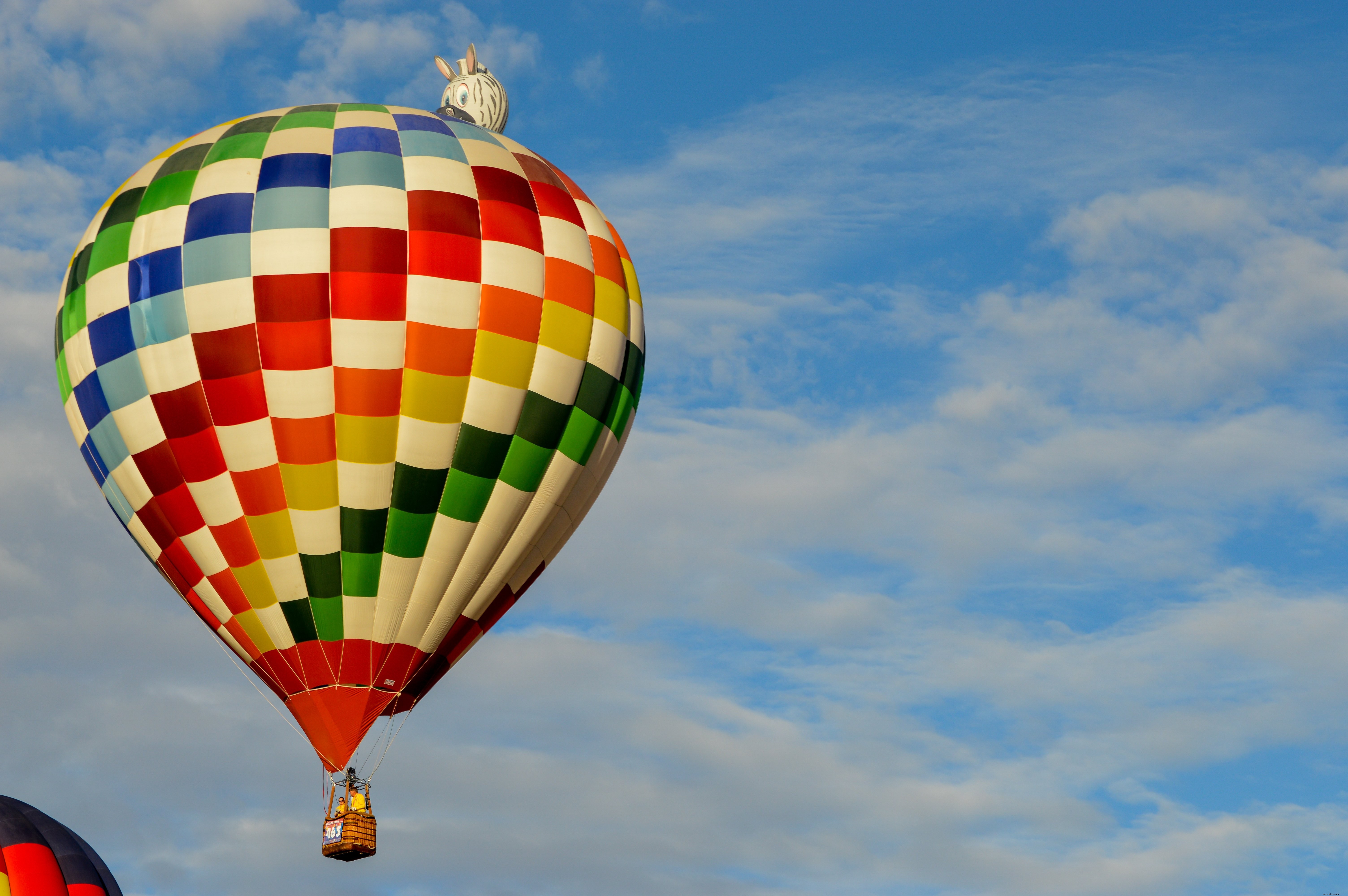 Ballon à air chaud coloré sur fond de ciel bleu