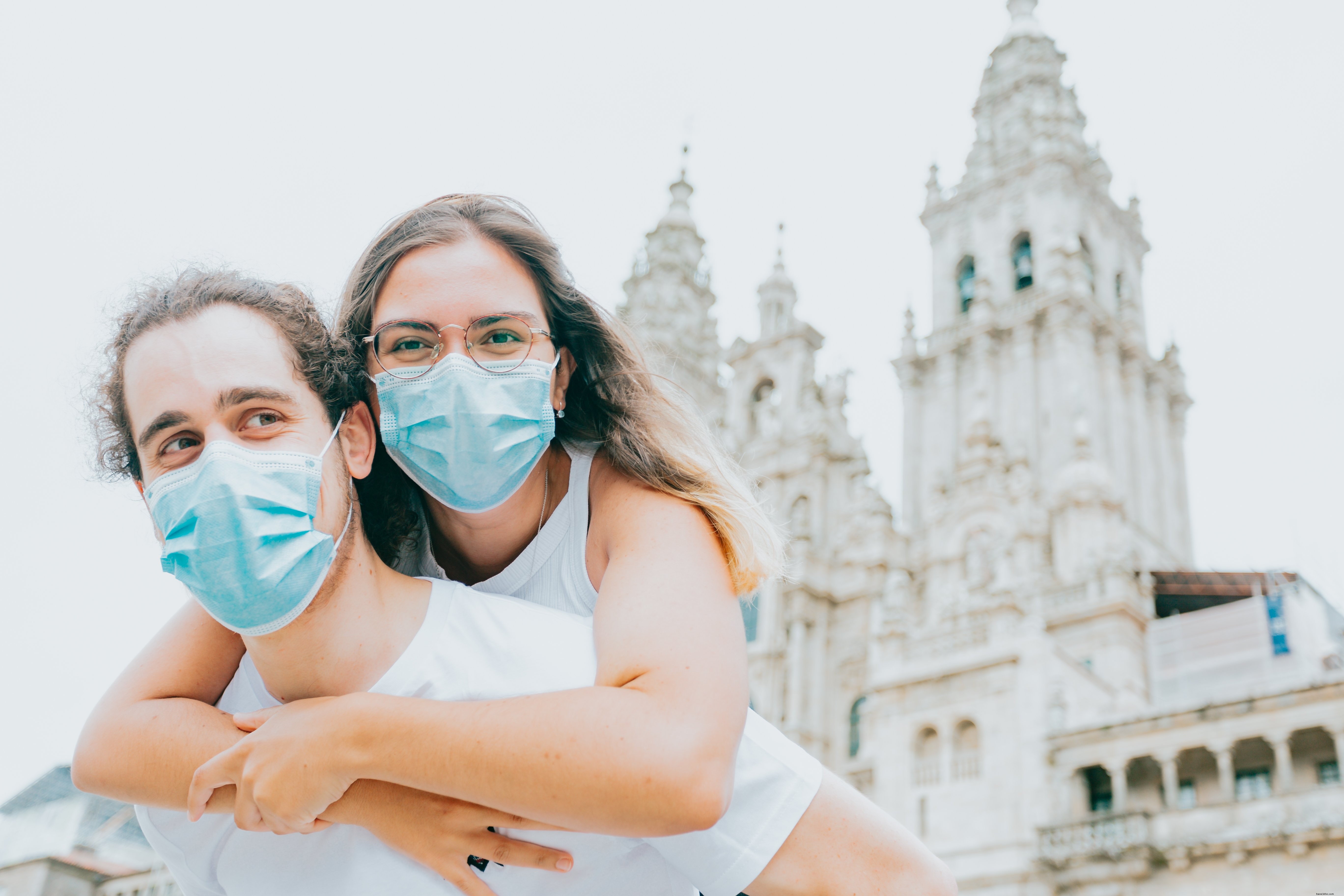 Femme embrassant un homme, masquée d’un bleu – Photo