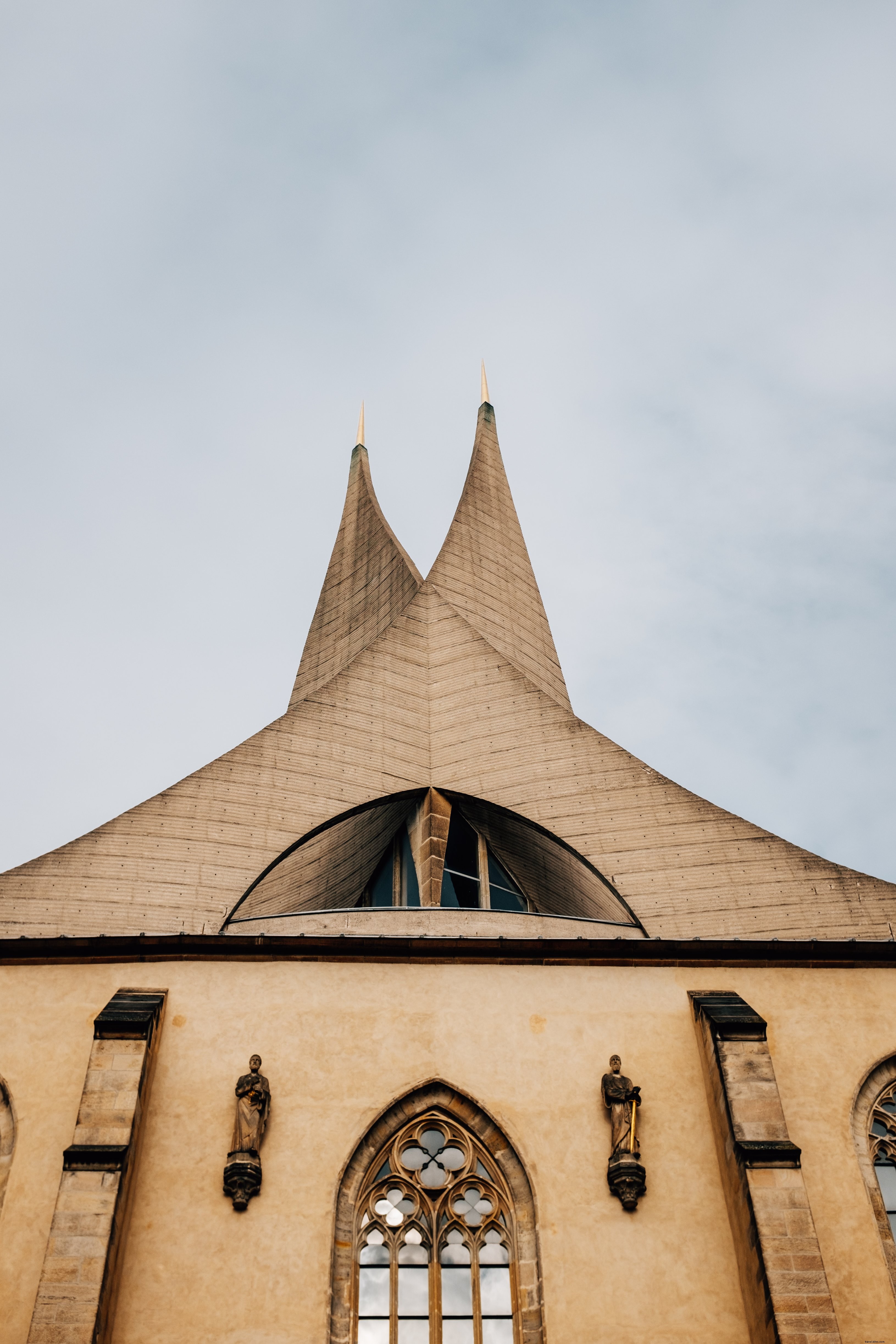 Vue du sommet d’une grande église à flèche