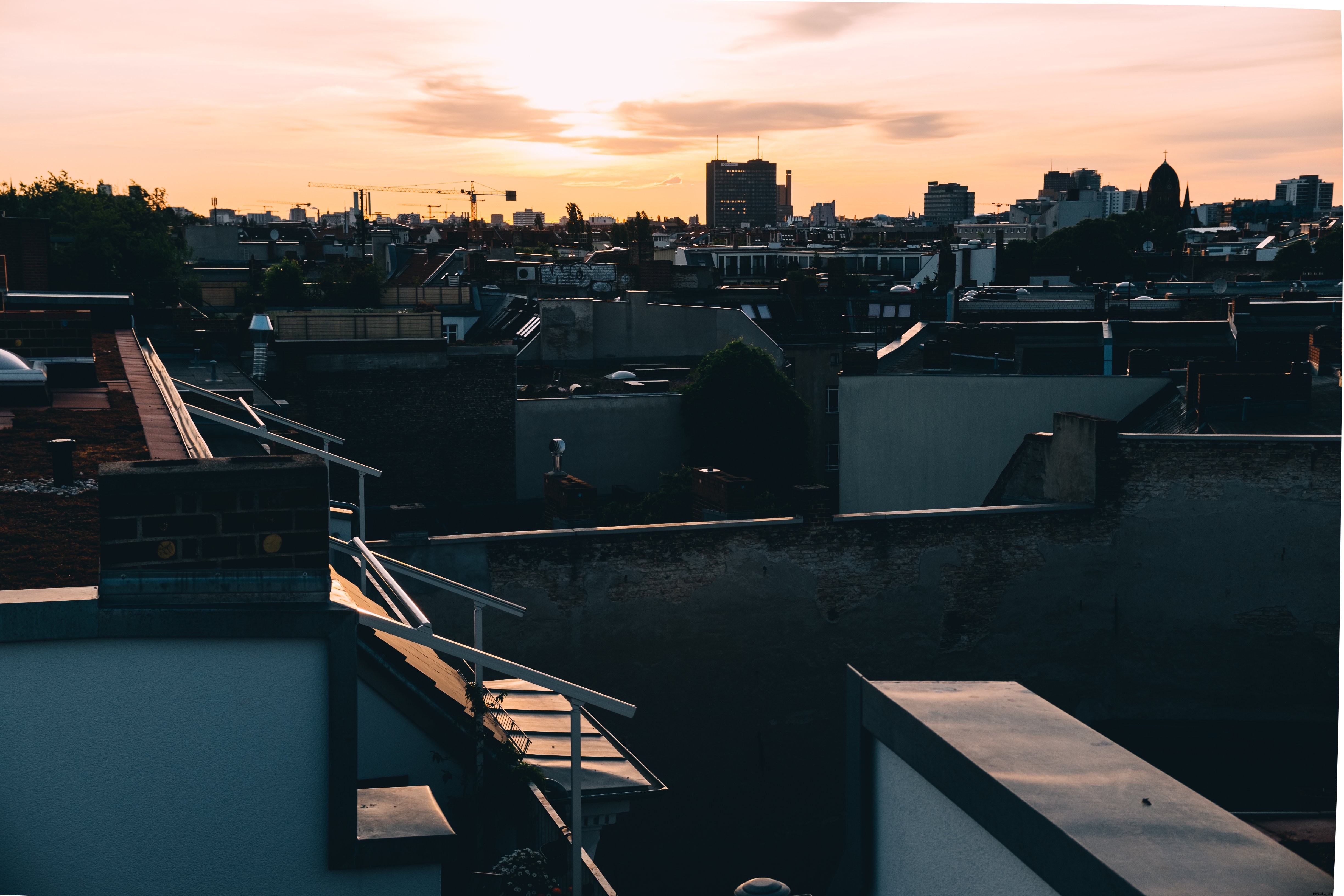 Photos de toits au coucher du soleil dans un décor industriel