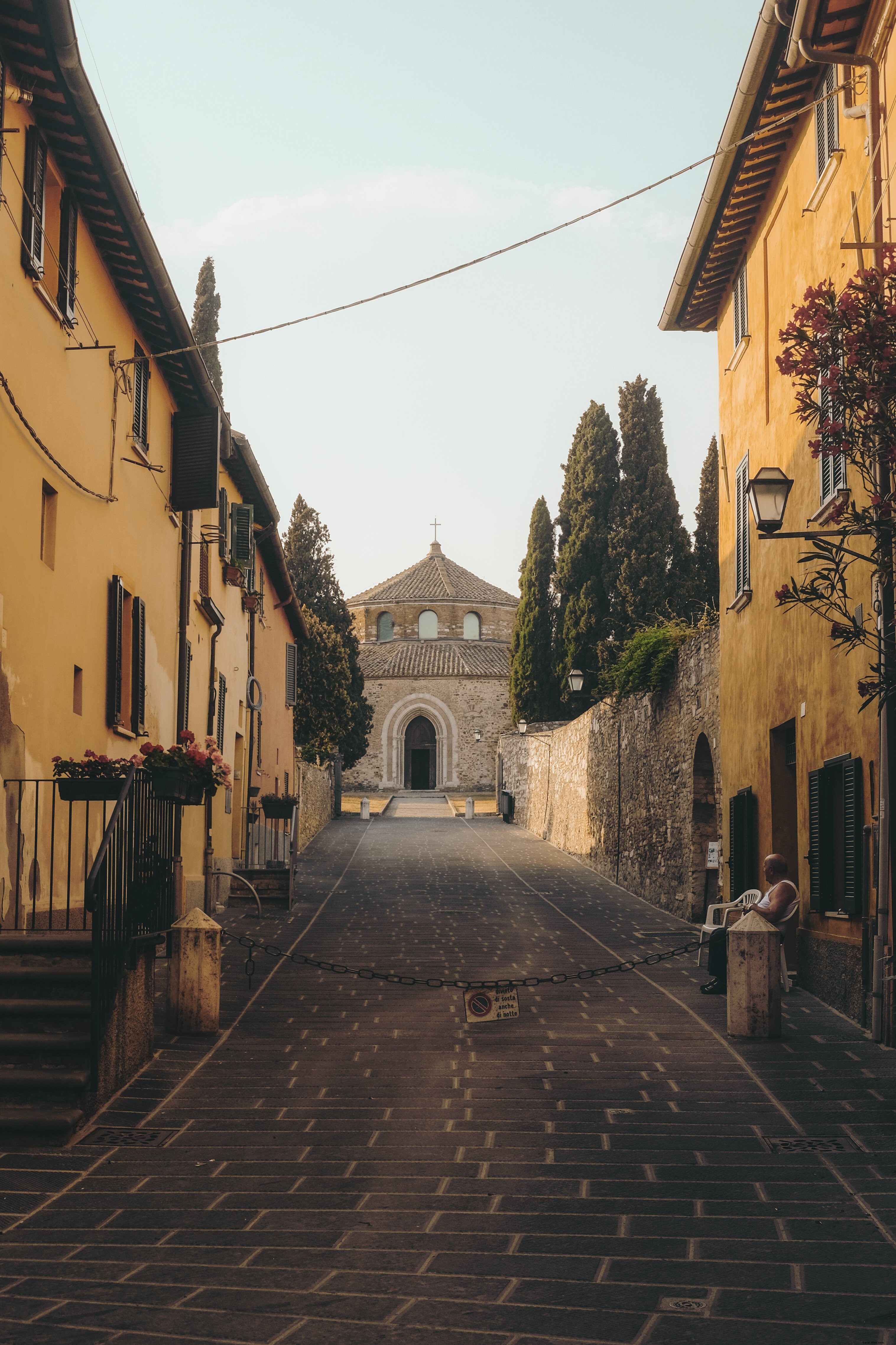 Allée fermée : vieille photo d une église en pierre