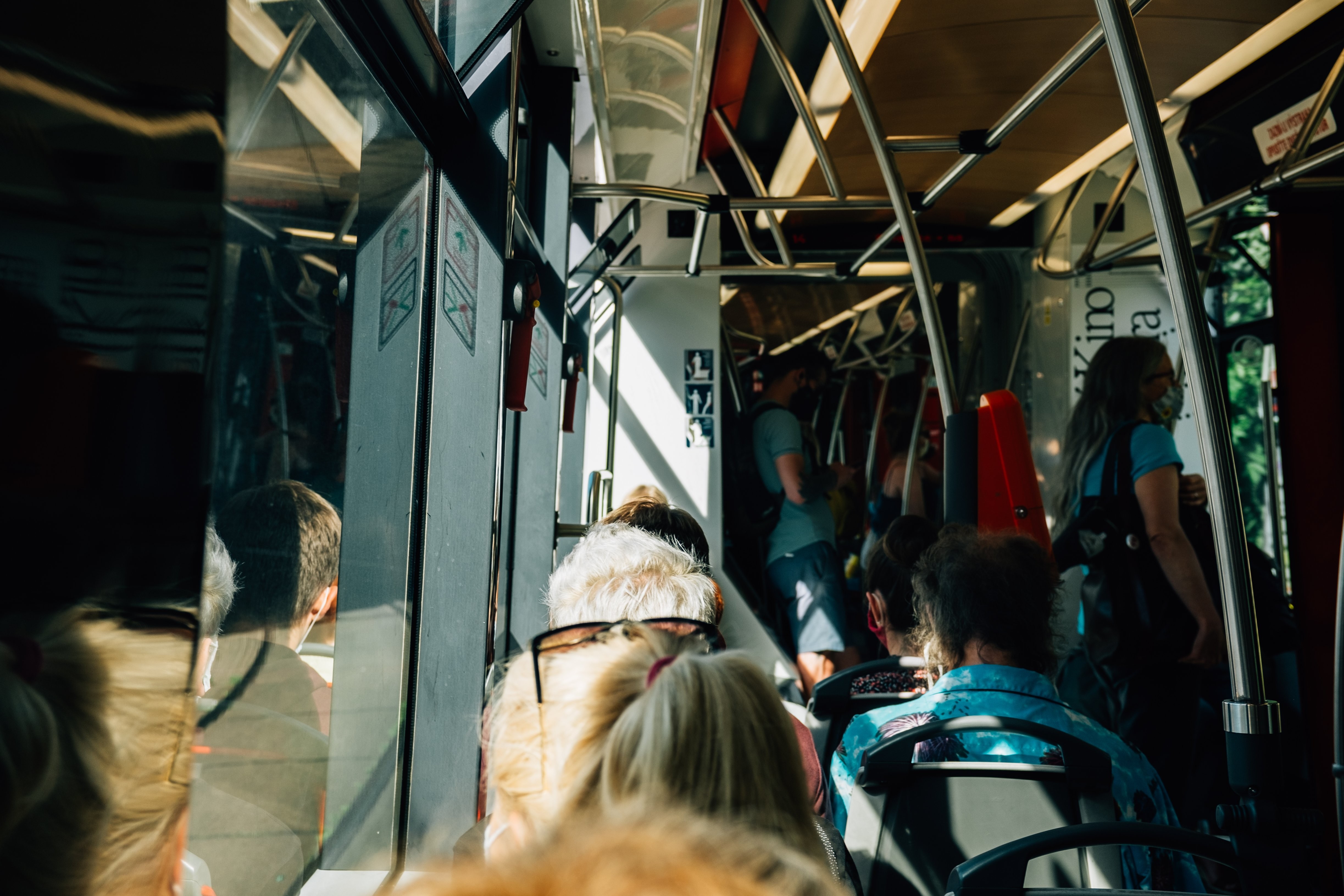 Photo d une rame de métro remplie de passagers