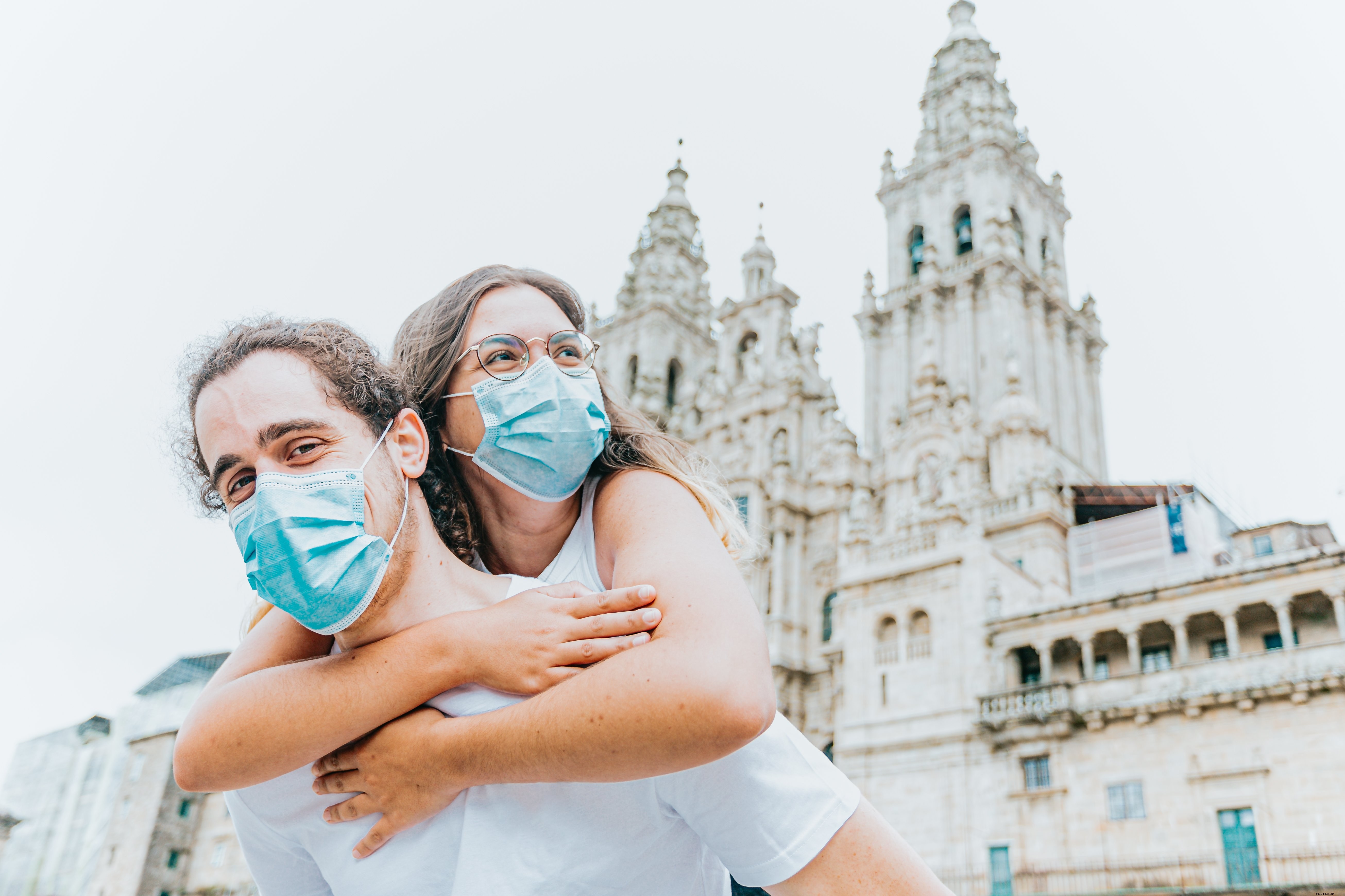 Femme masquée en bleu embrasse un homme par derrière – Photo