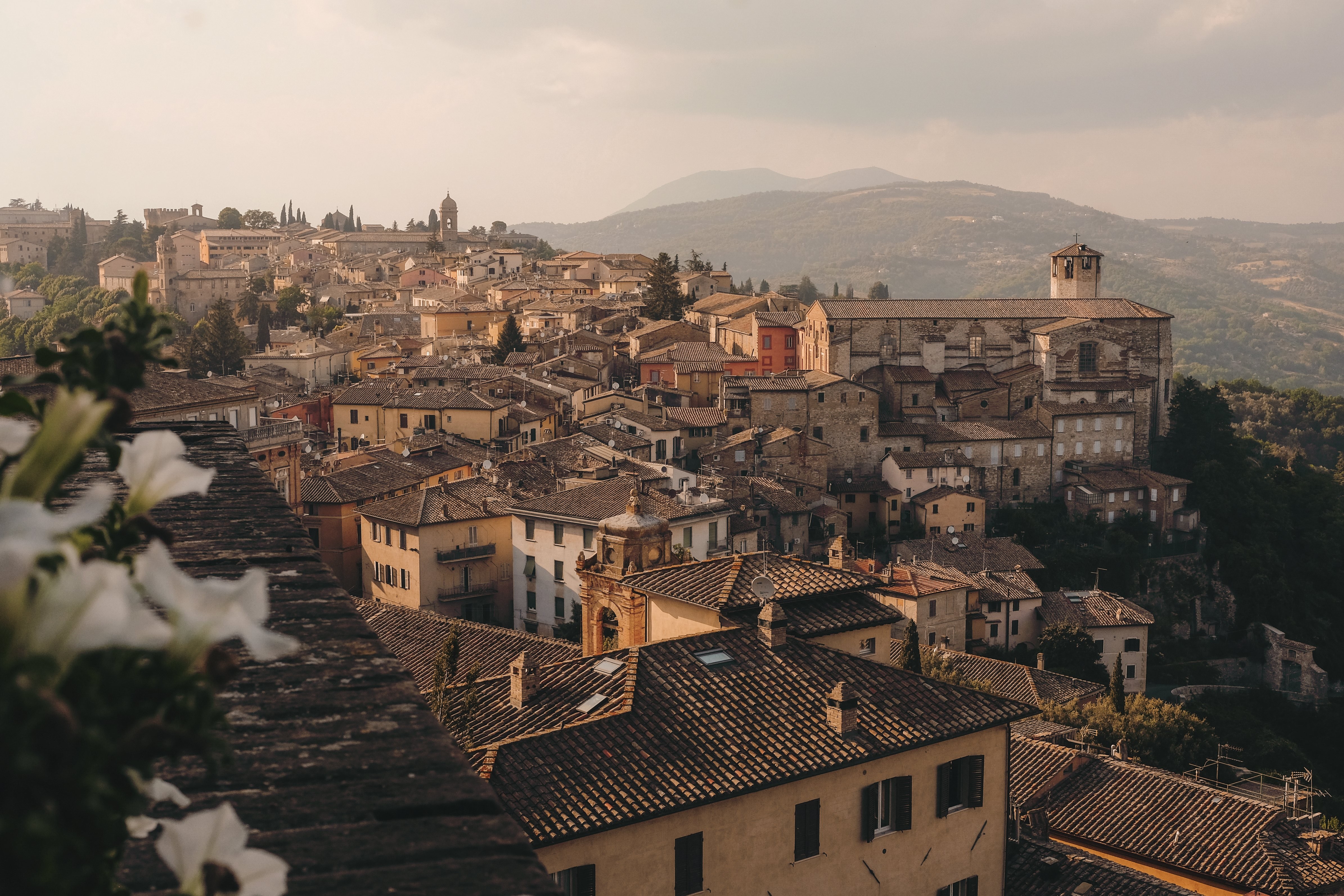 Vue de la ville aux toits en terre cuite – Photo Rolling Hills