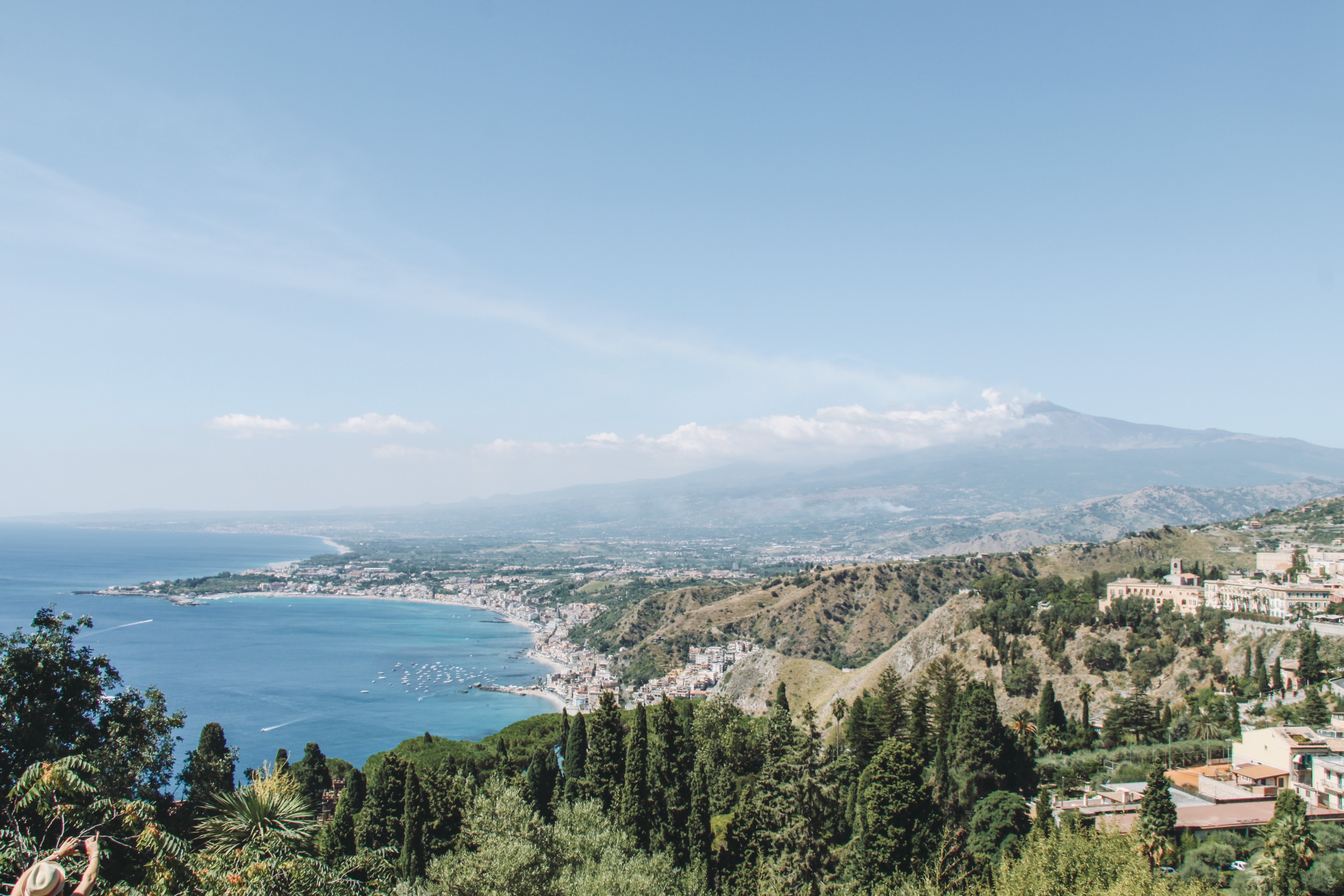 Photo d un littoral ensoleillé au pied de montagnes lointaines