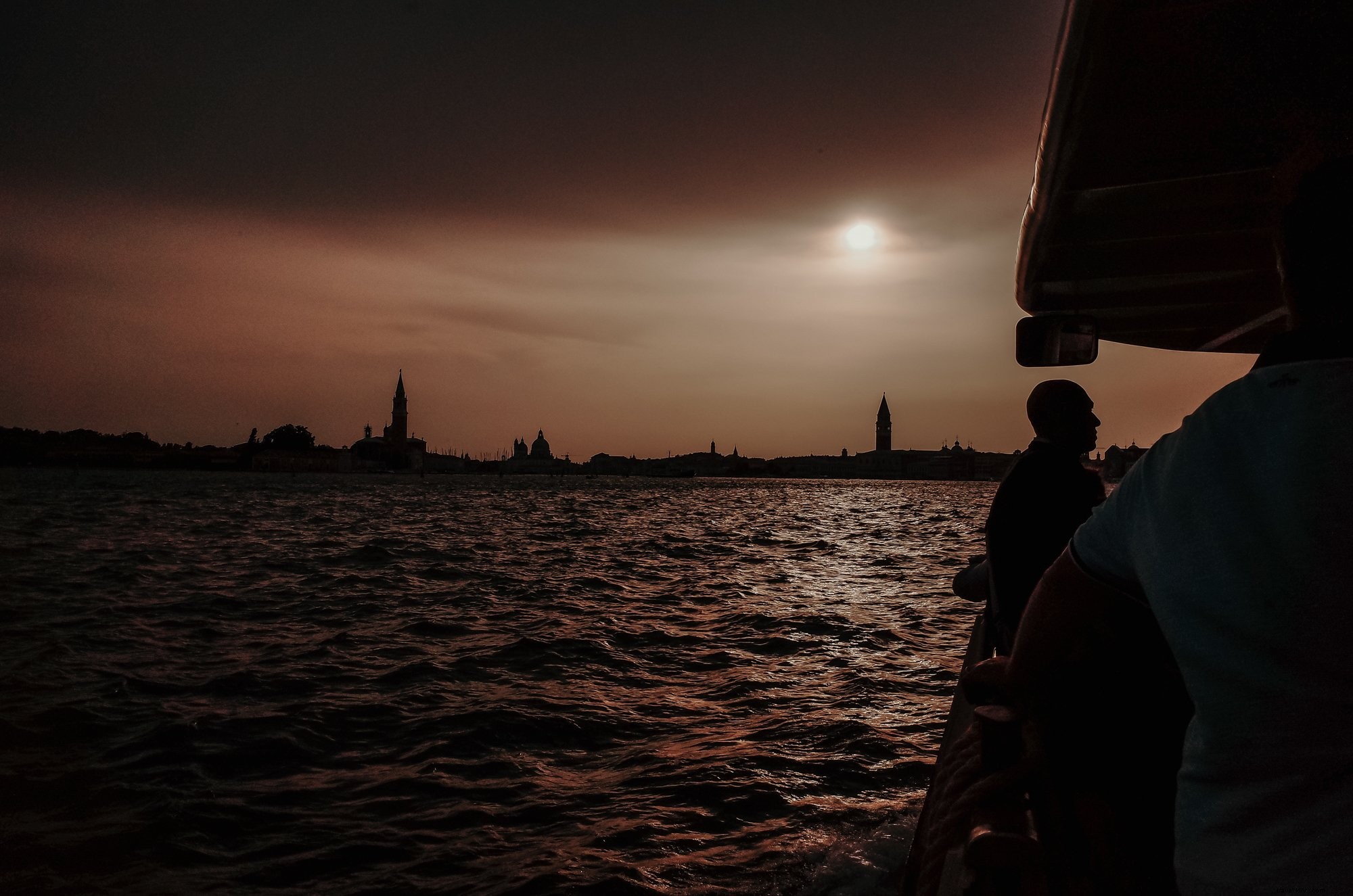 Balade en bateau au crépuscule sur les eaux ondulantes de la ville – Photo