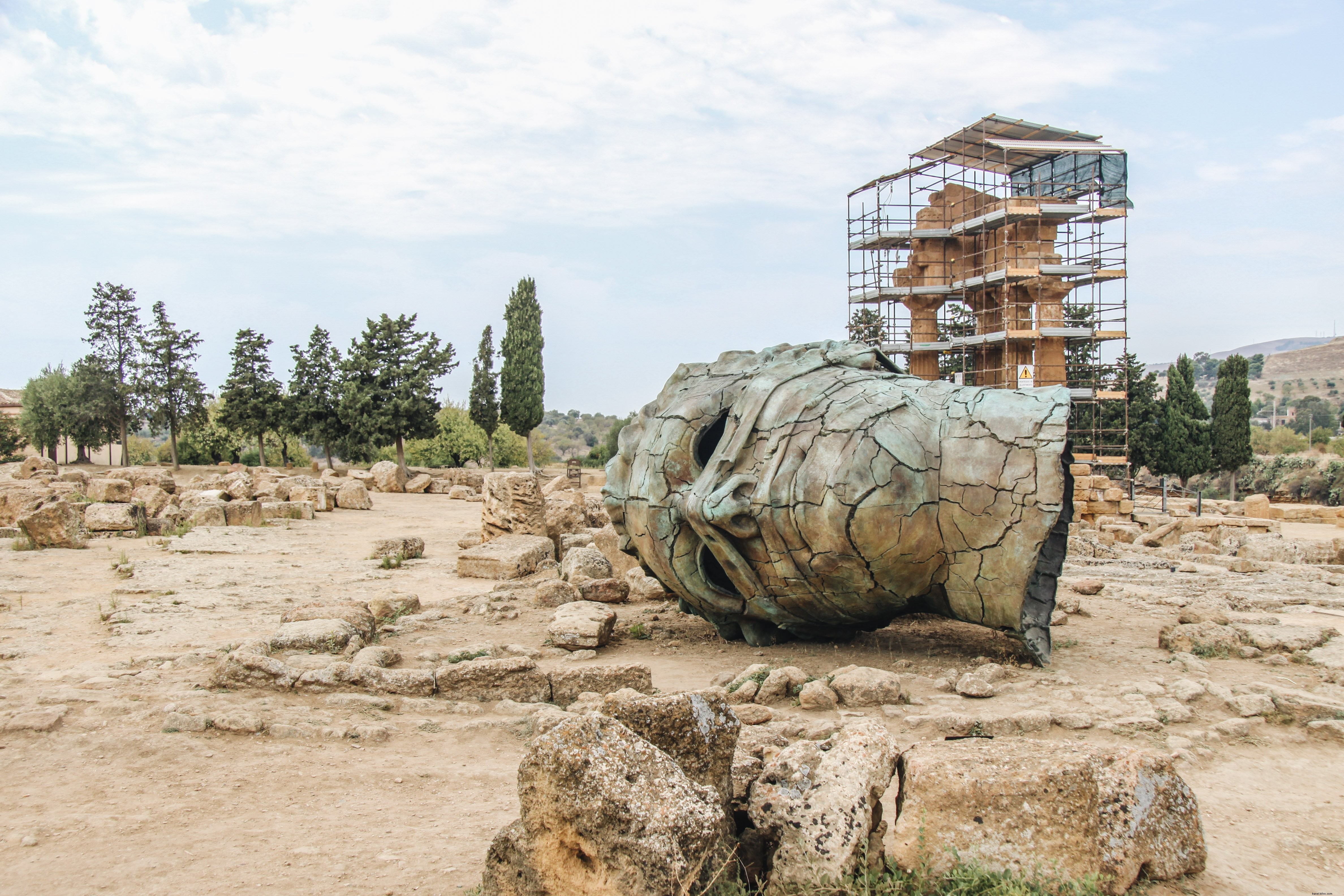 Sculpture de tête découverte parmi les ruines