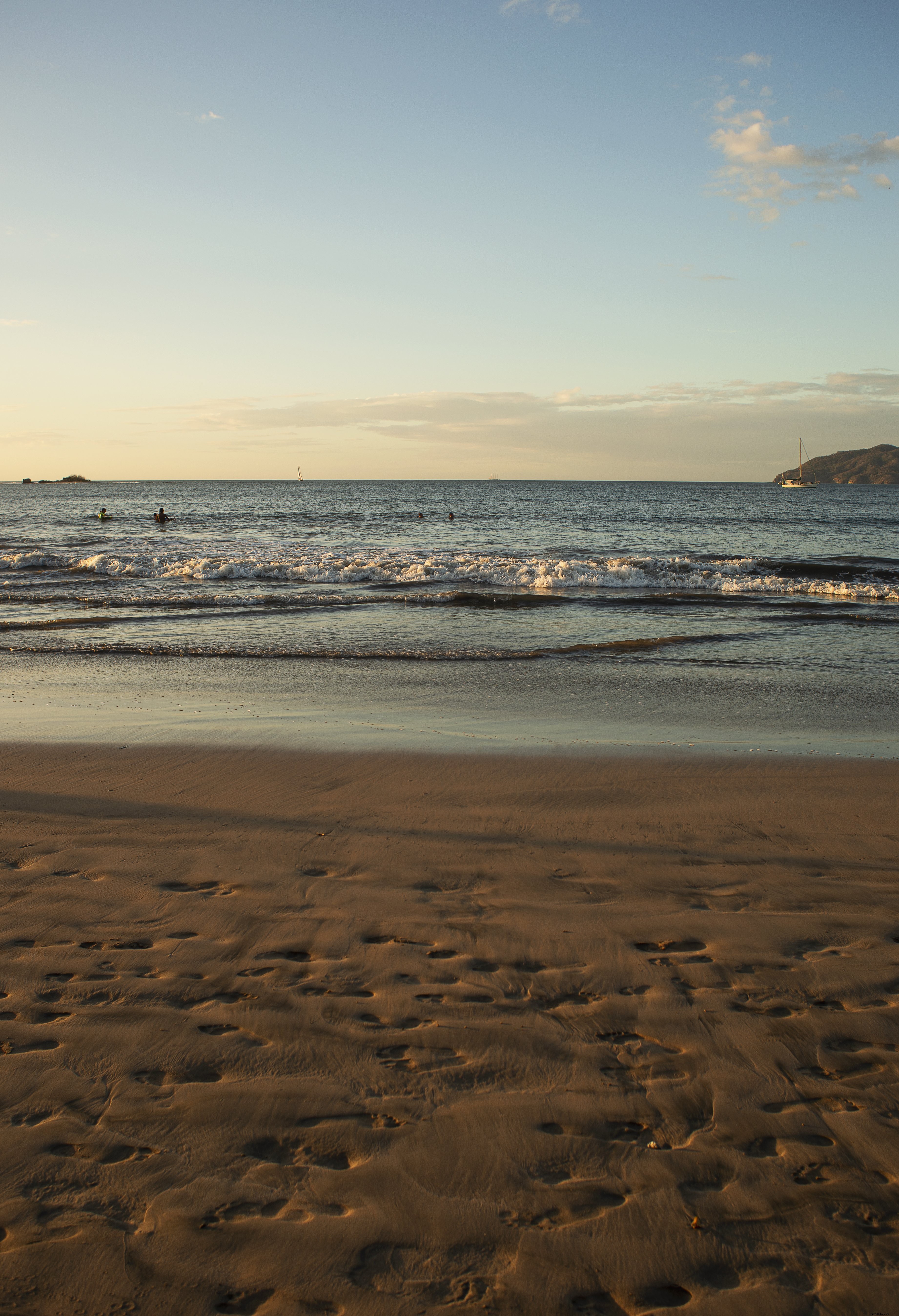 La marée monte sur une plage ensoleillée