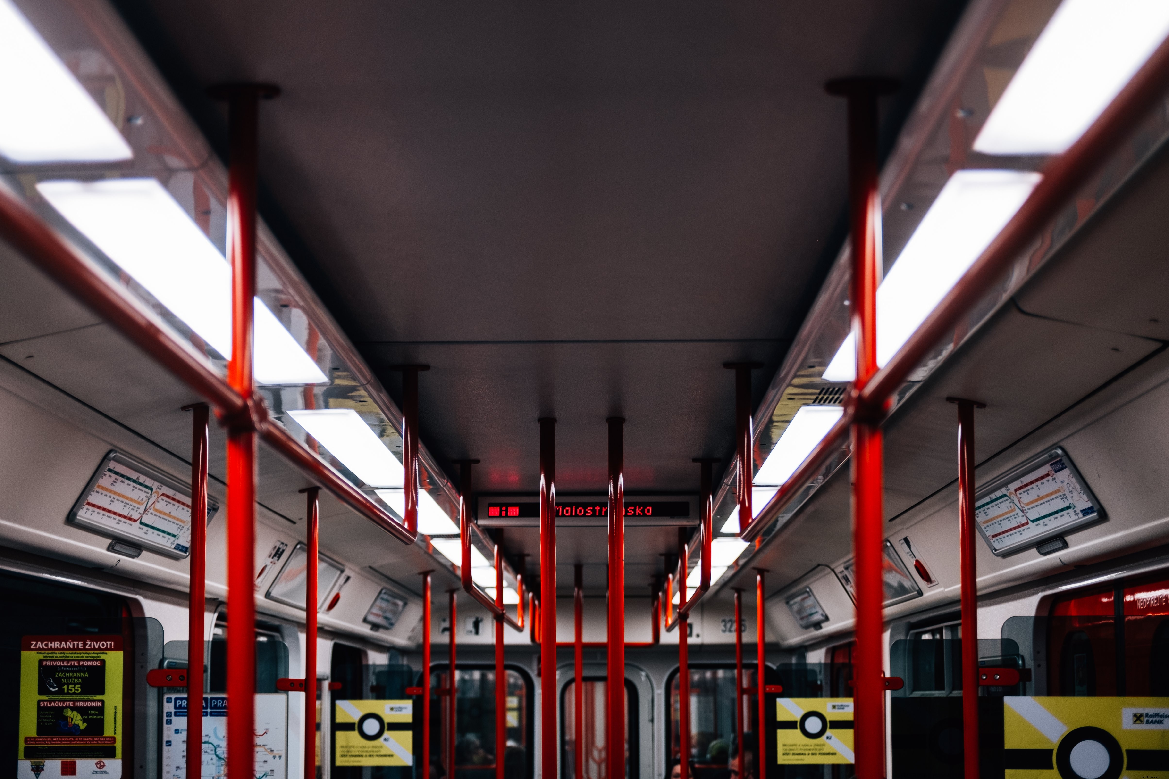 Photo du plafond d’un wagon de transport en commun