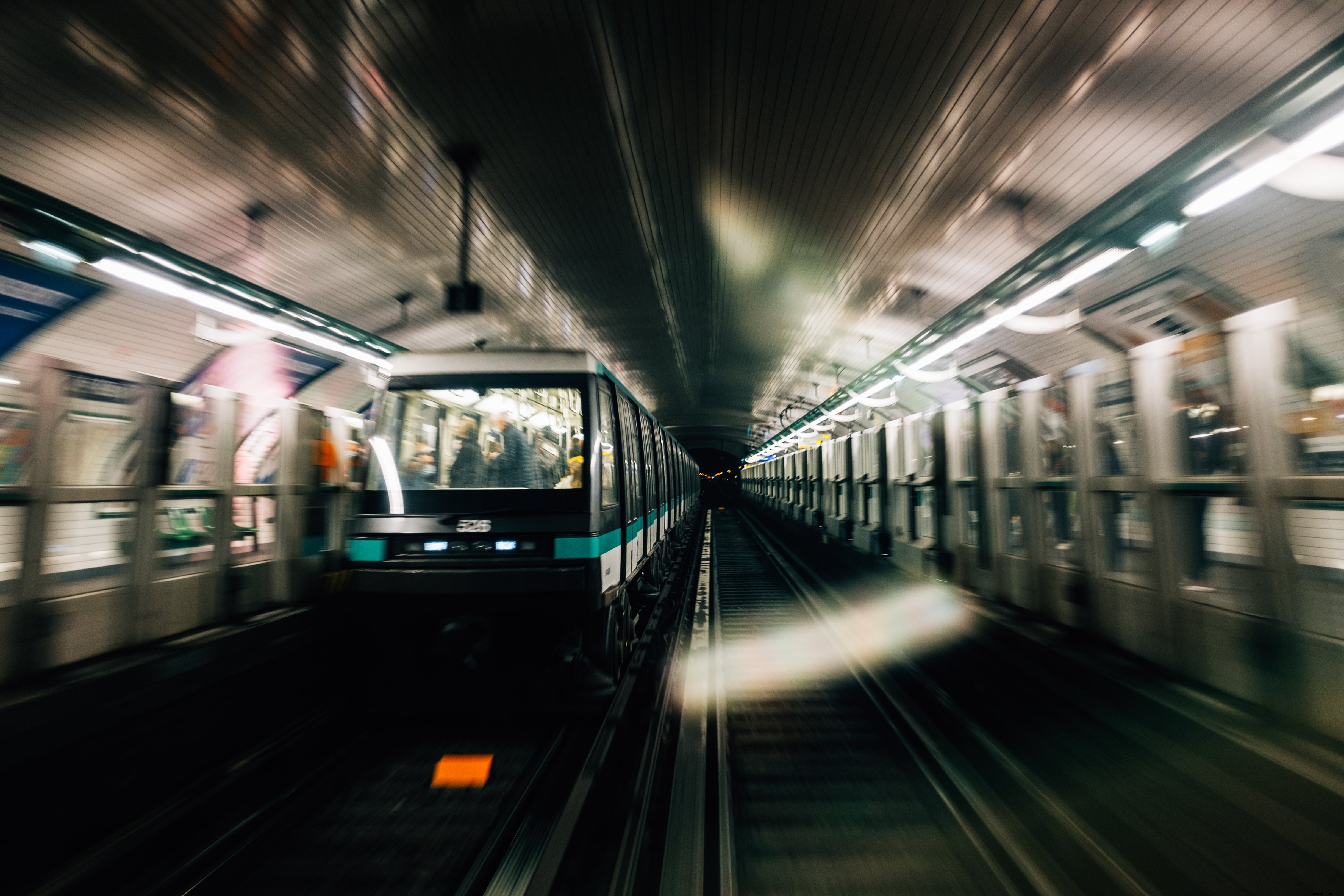 Photo floue de trains en mouvement – prise en souterrain