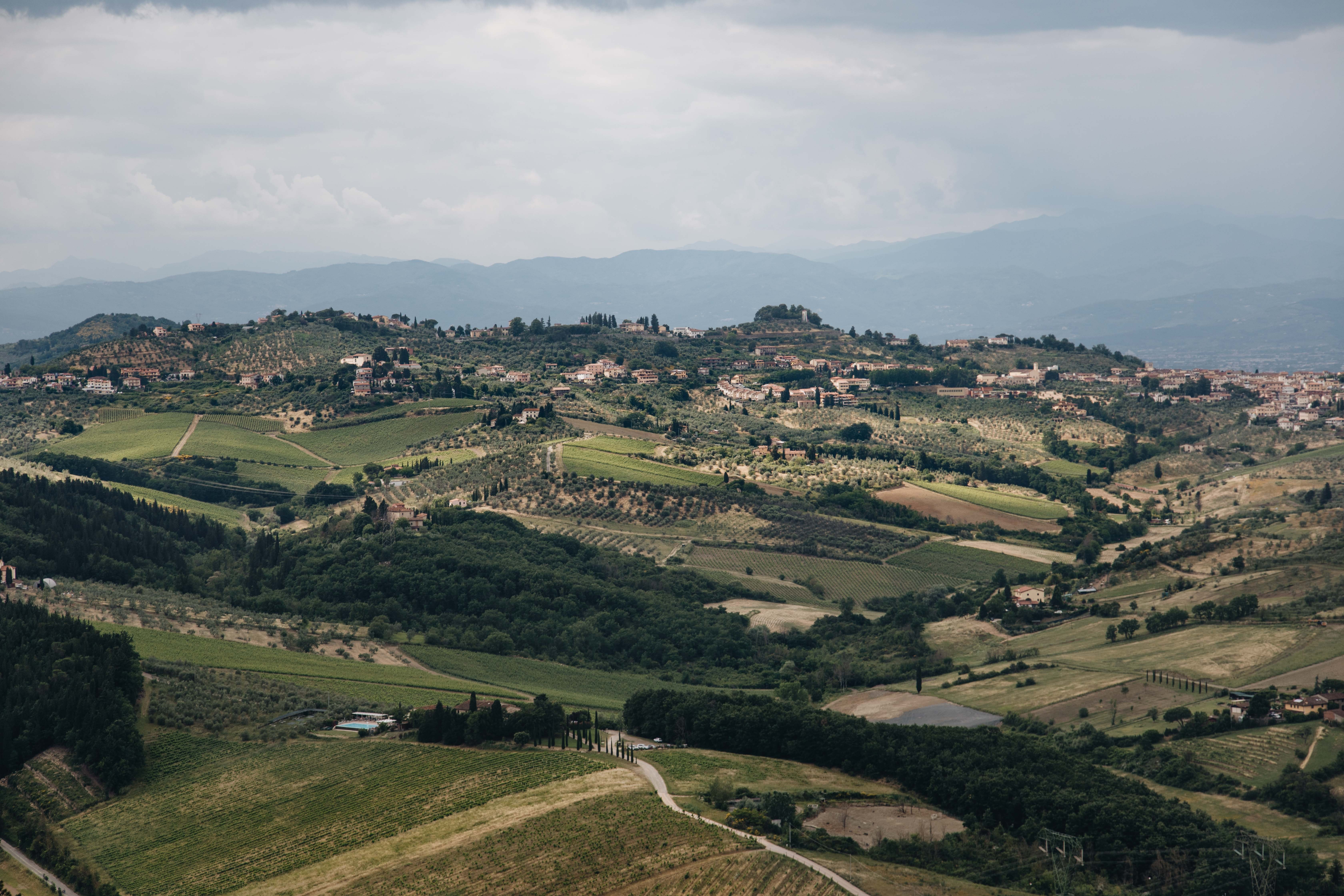 Vue de la ville dominant les montagnes embrumées