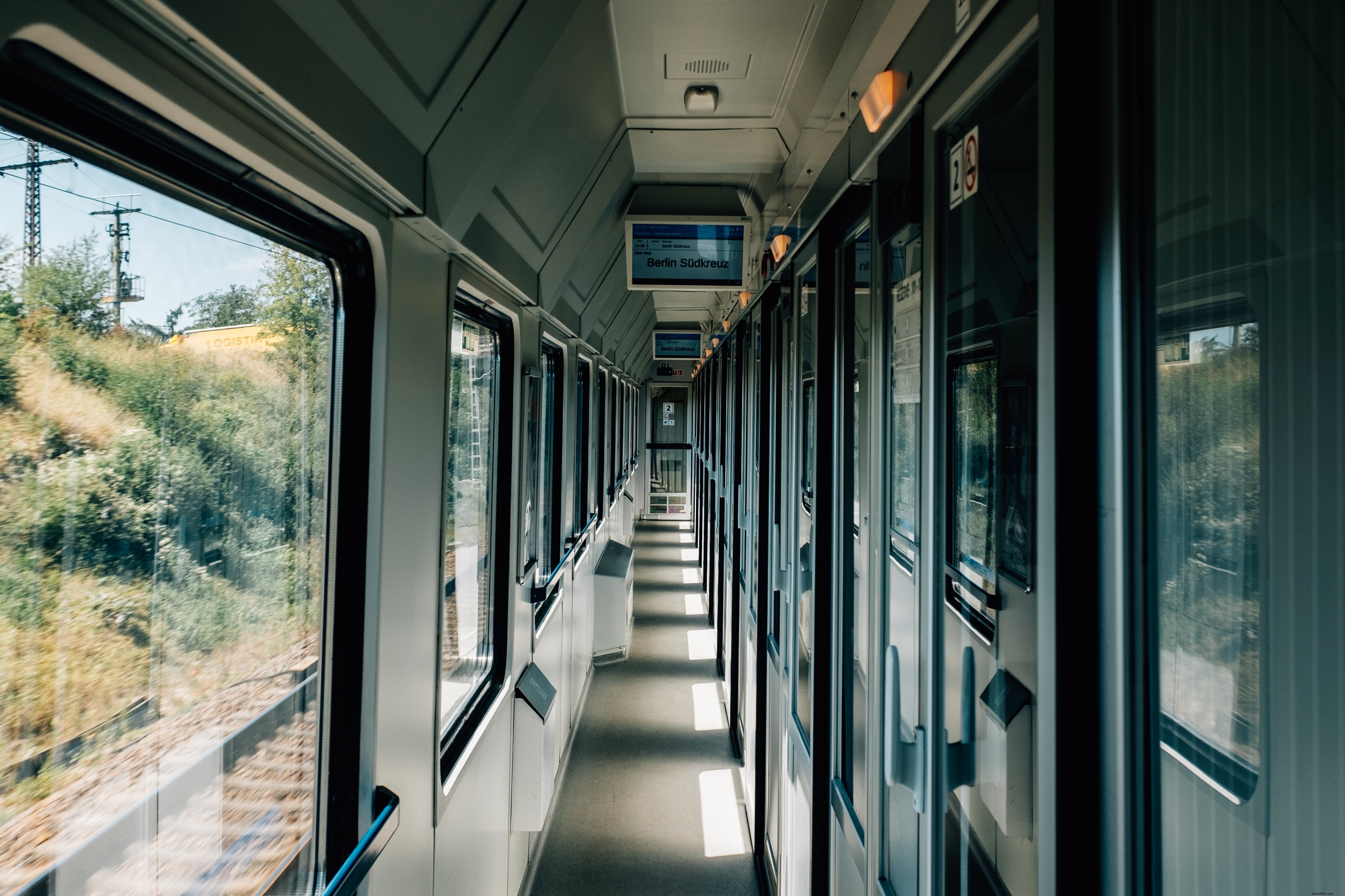 Photo du couloir d un train de voyageurs en mouvement