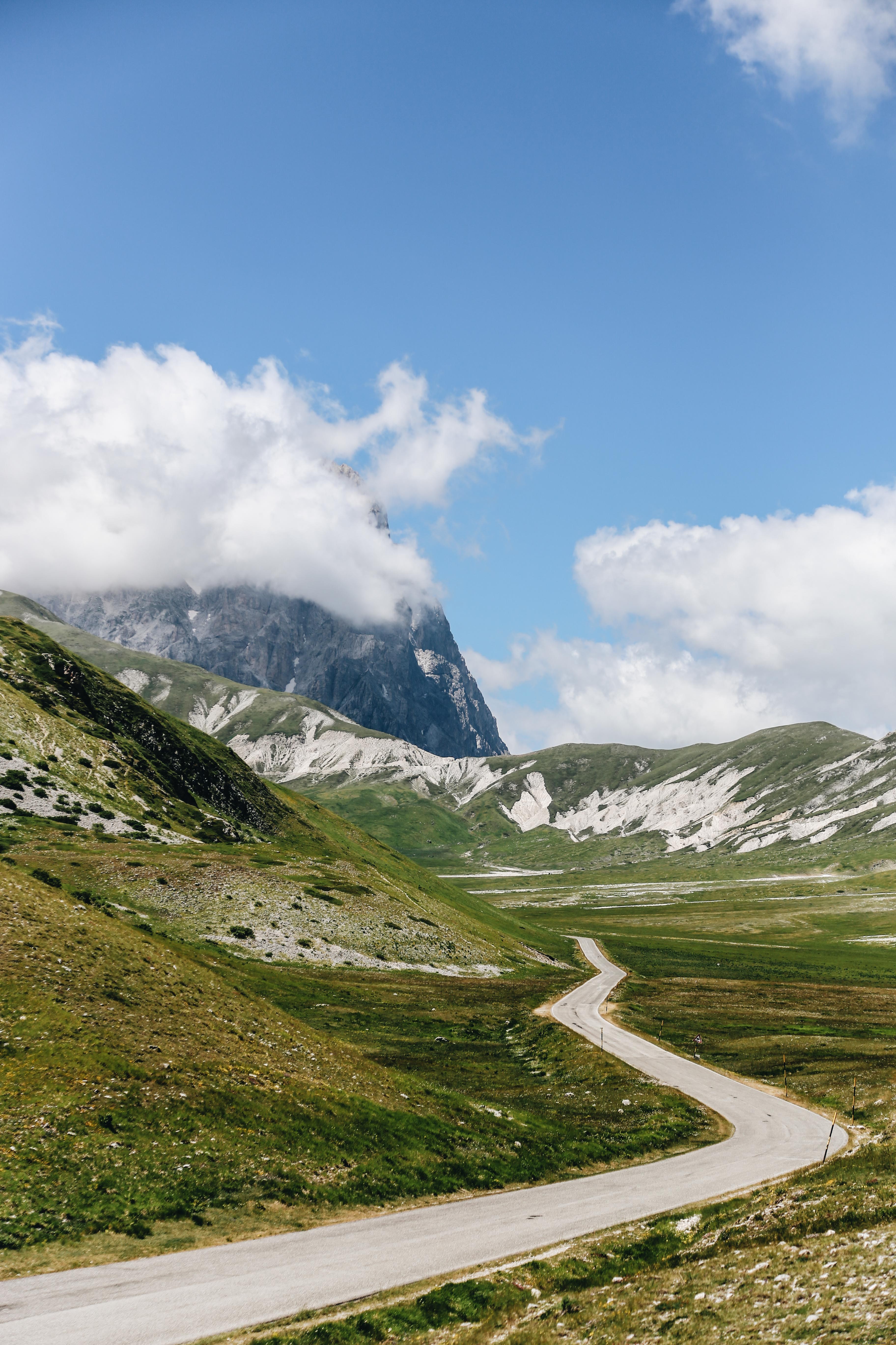 Photos de routes sinueuses à travers les montagnes