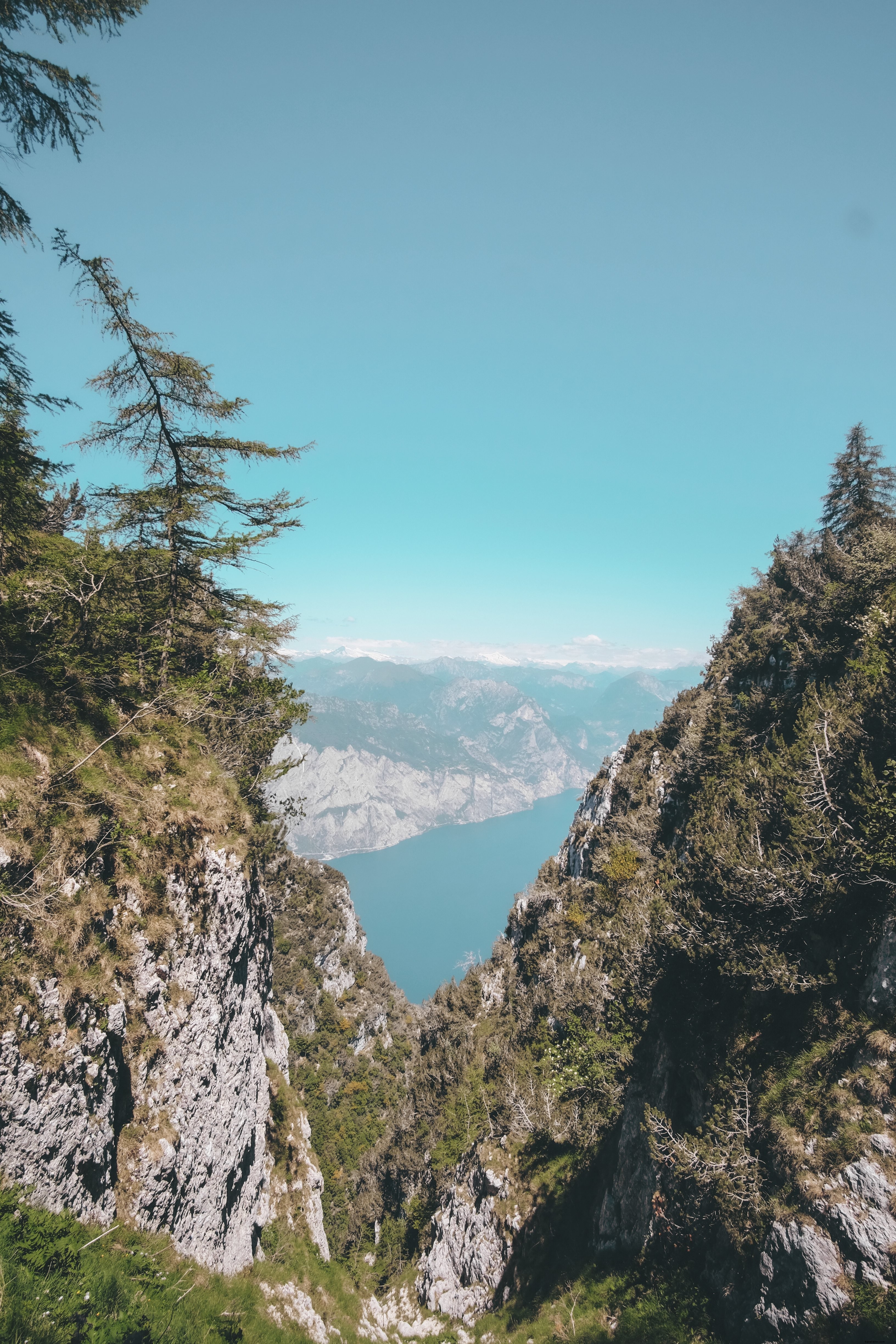 Des montagnes forment un cadre naturel en forme de vallée