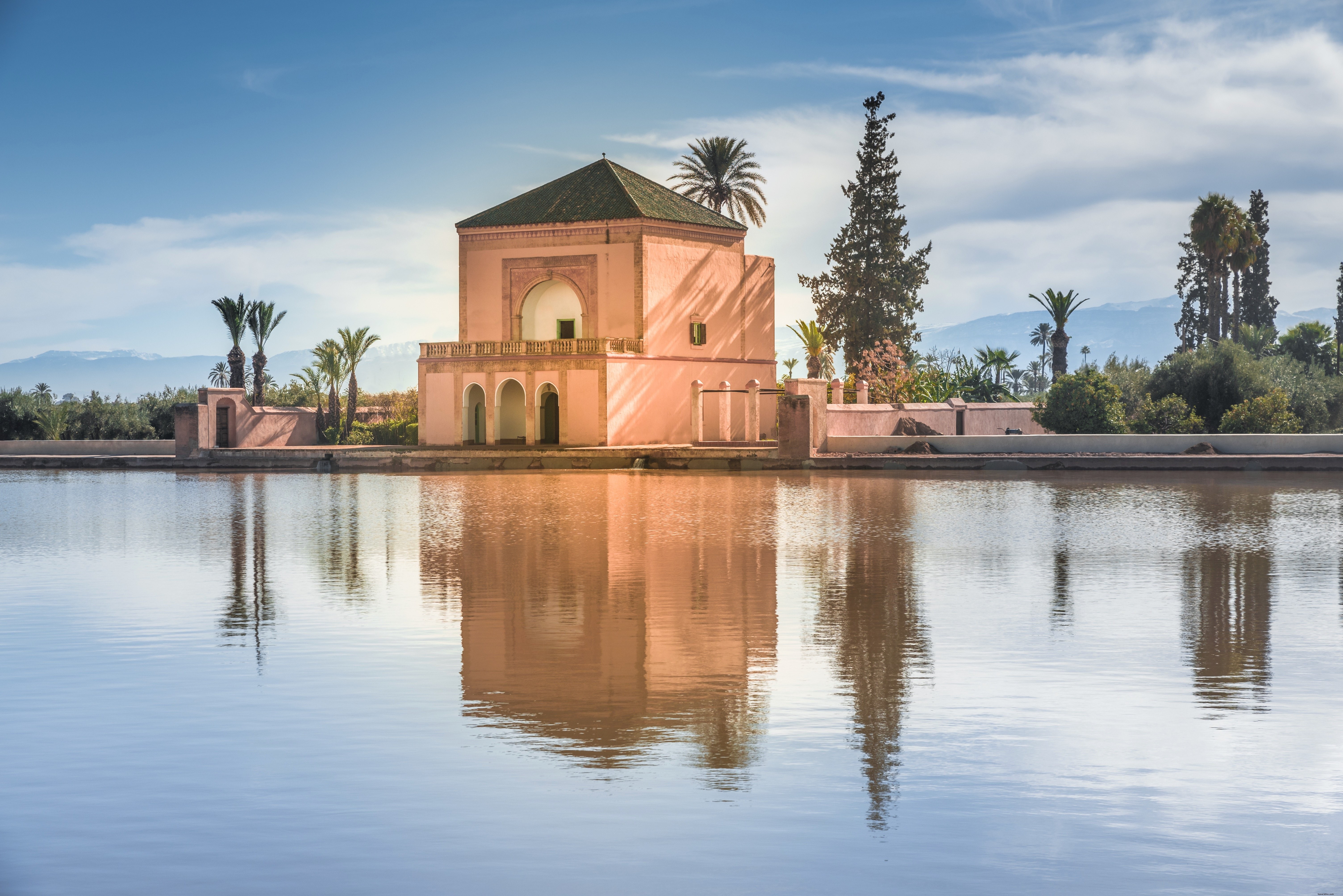 Magnifique bâtiment reflété dans l eau
