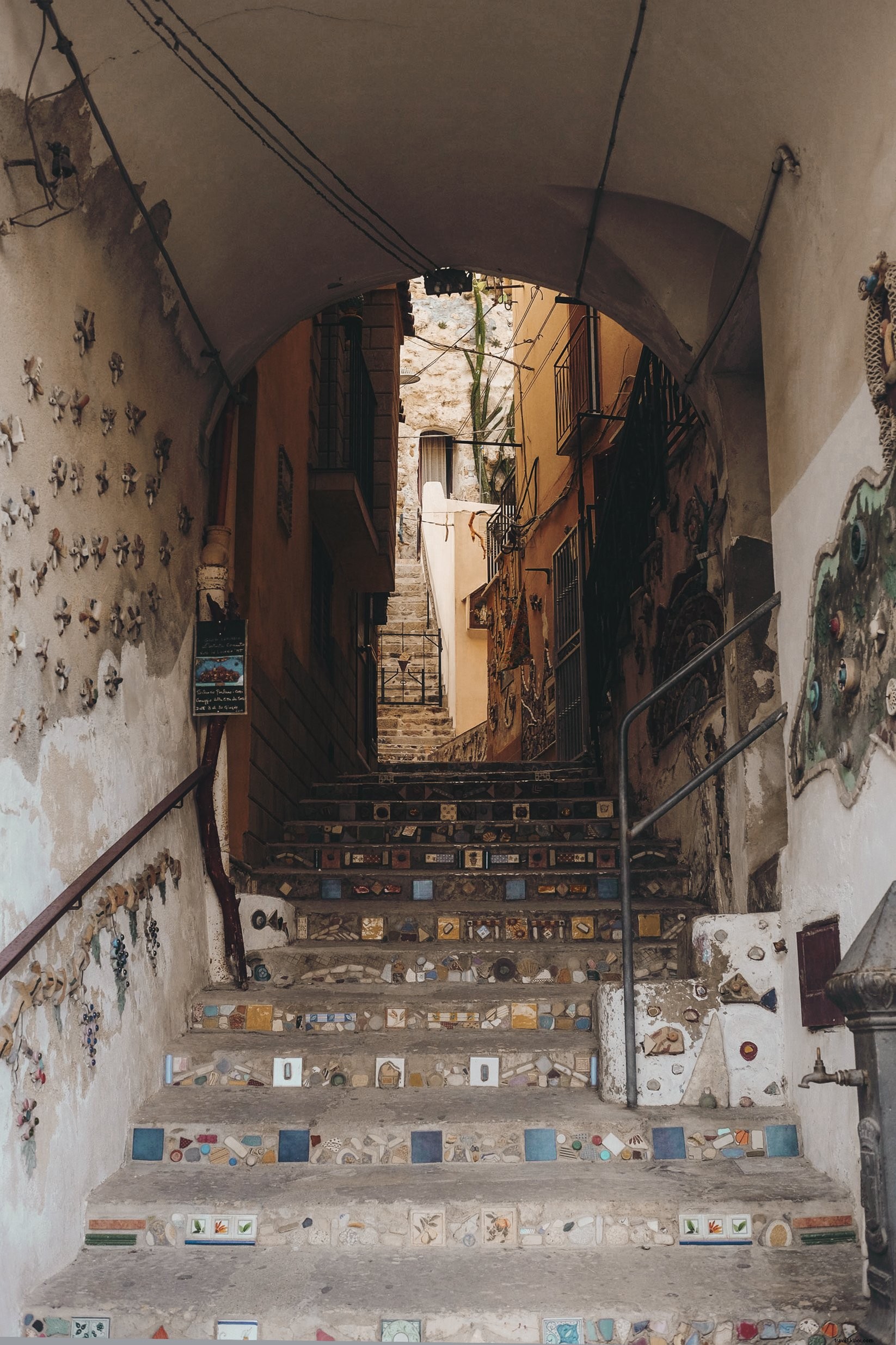 Escalier dans un tunnel voûté – Photo et détails de la mosaïque