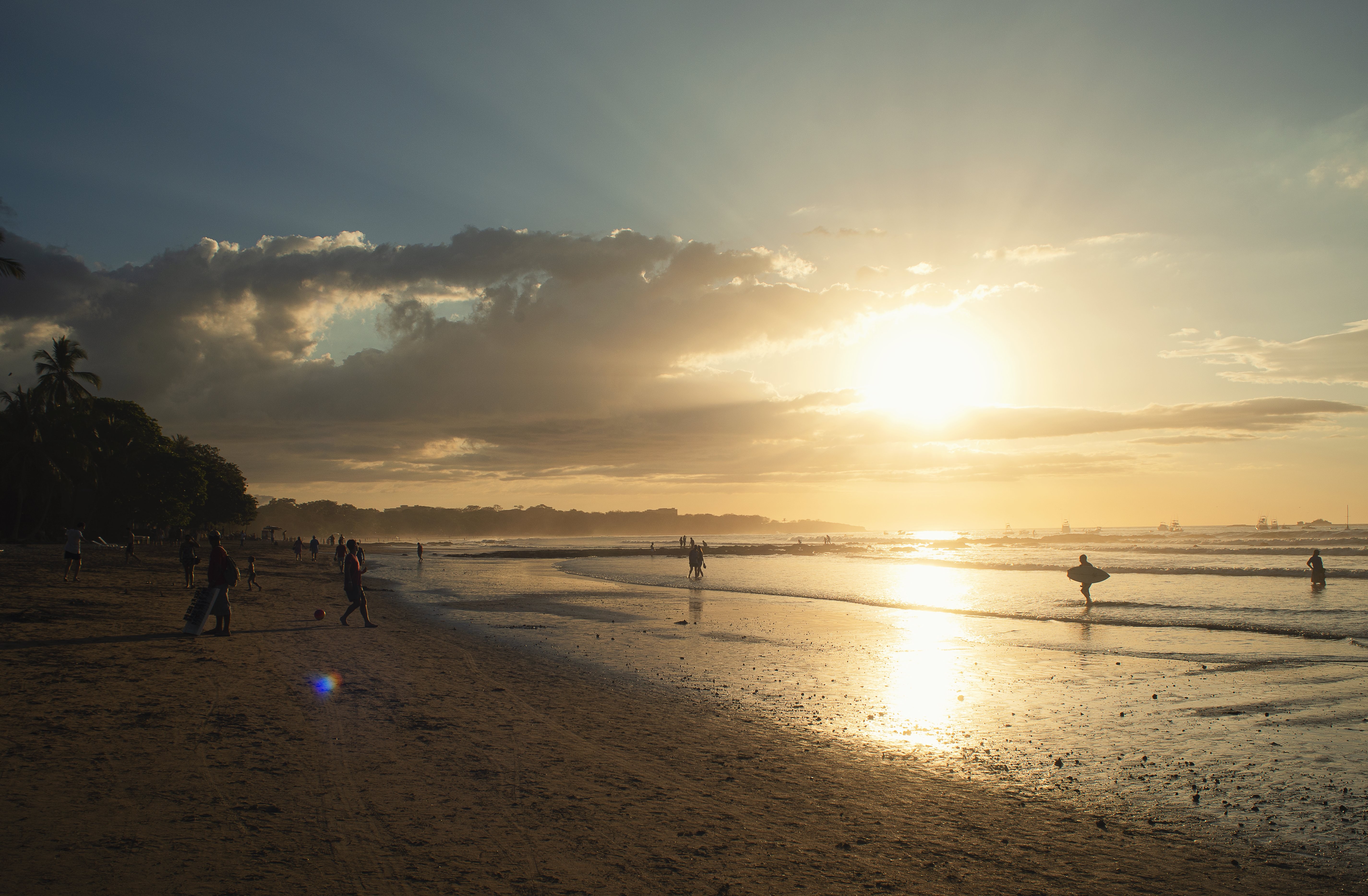 Le soleil se couche à l horizon, illuminant la surface de l eau