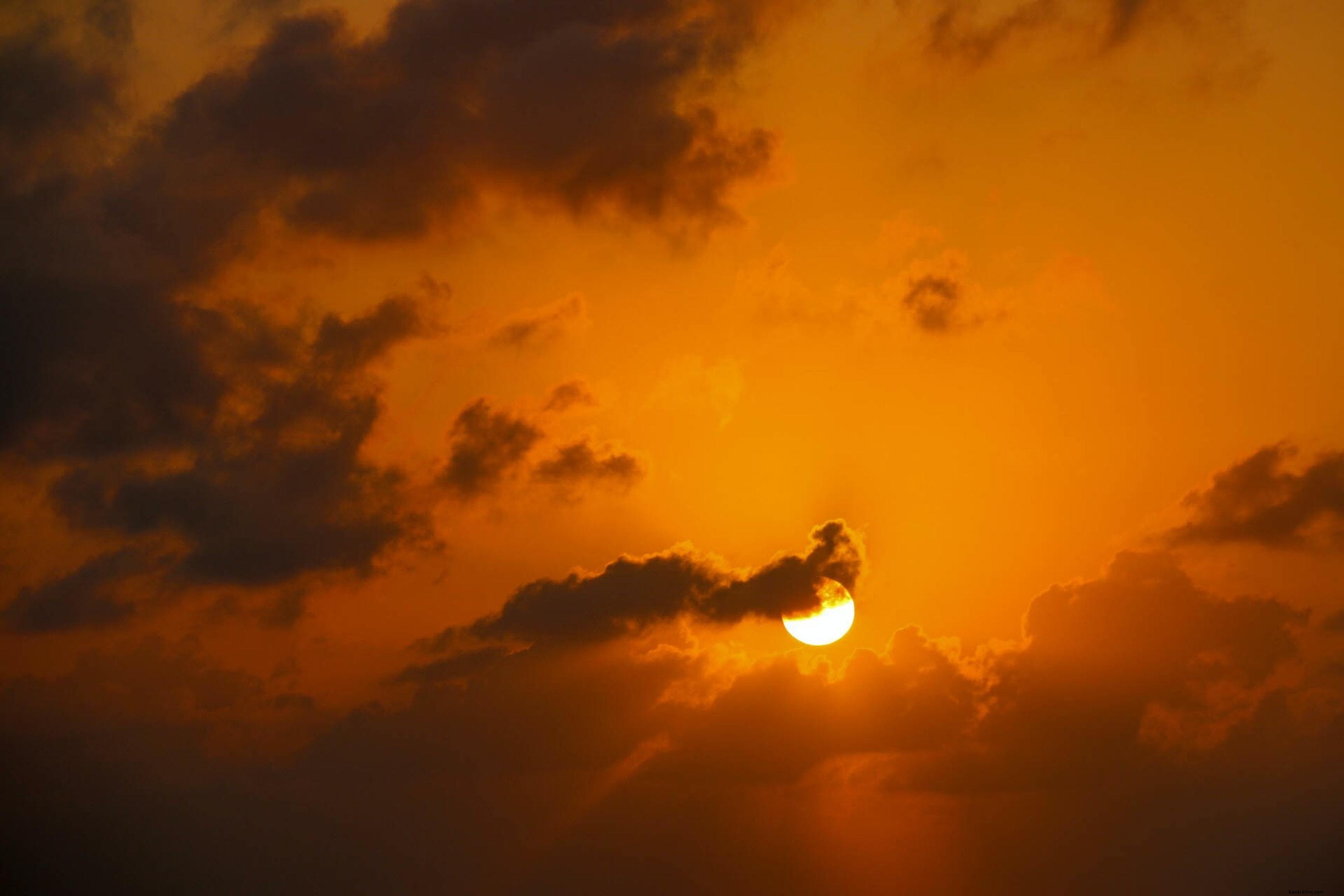 Coucher de soleil : le ciel devient orange à l heure d or