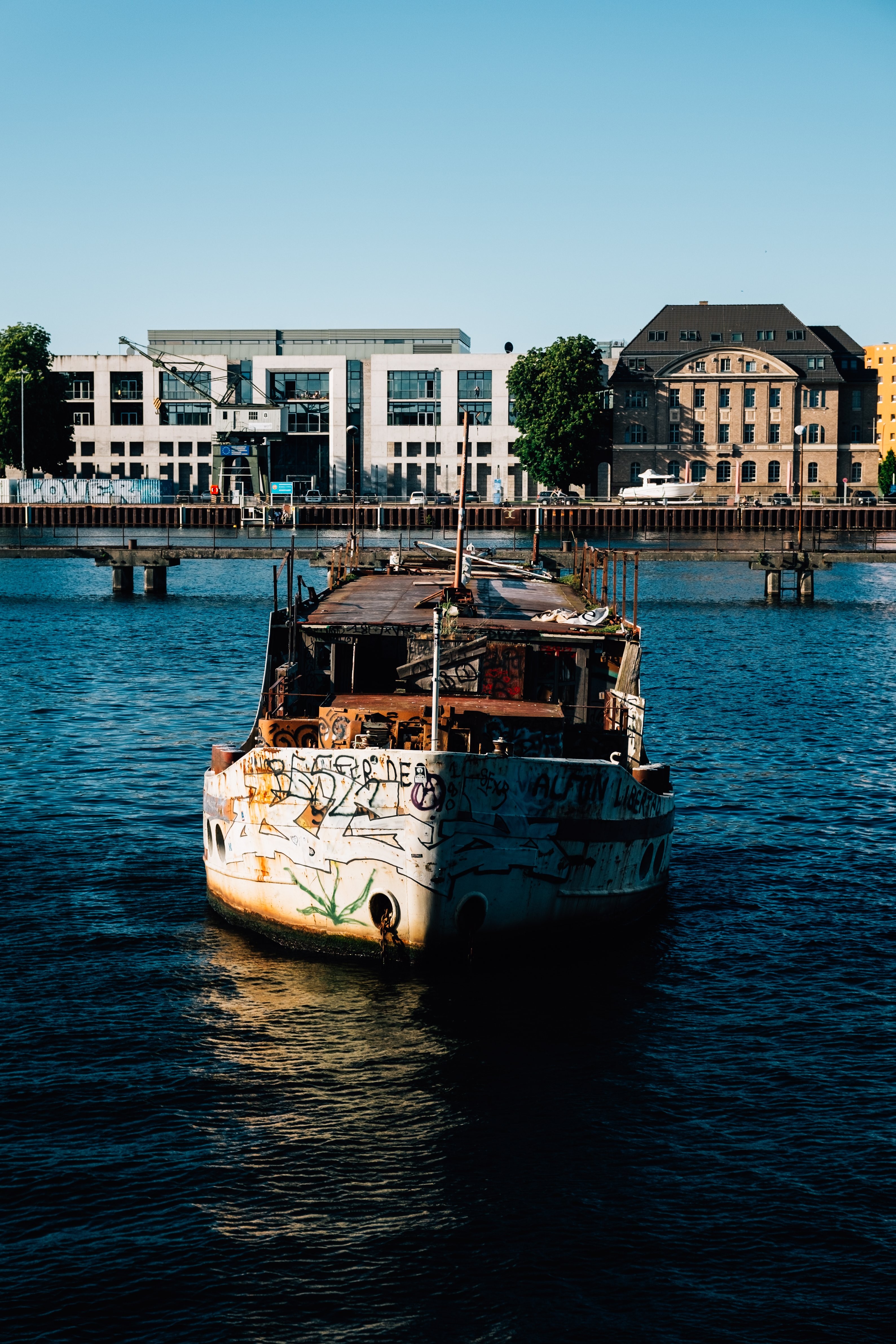 Un vieux bateau rustique vogue sur les eaux bleues
