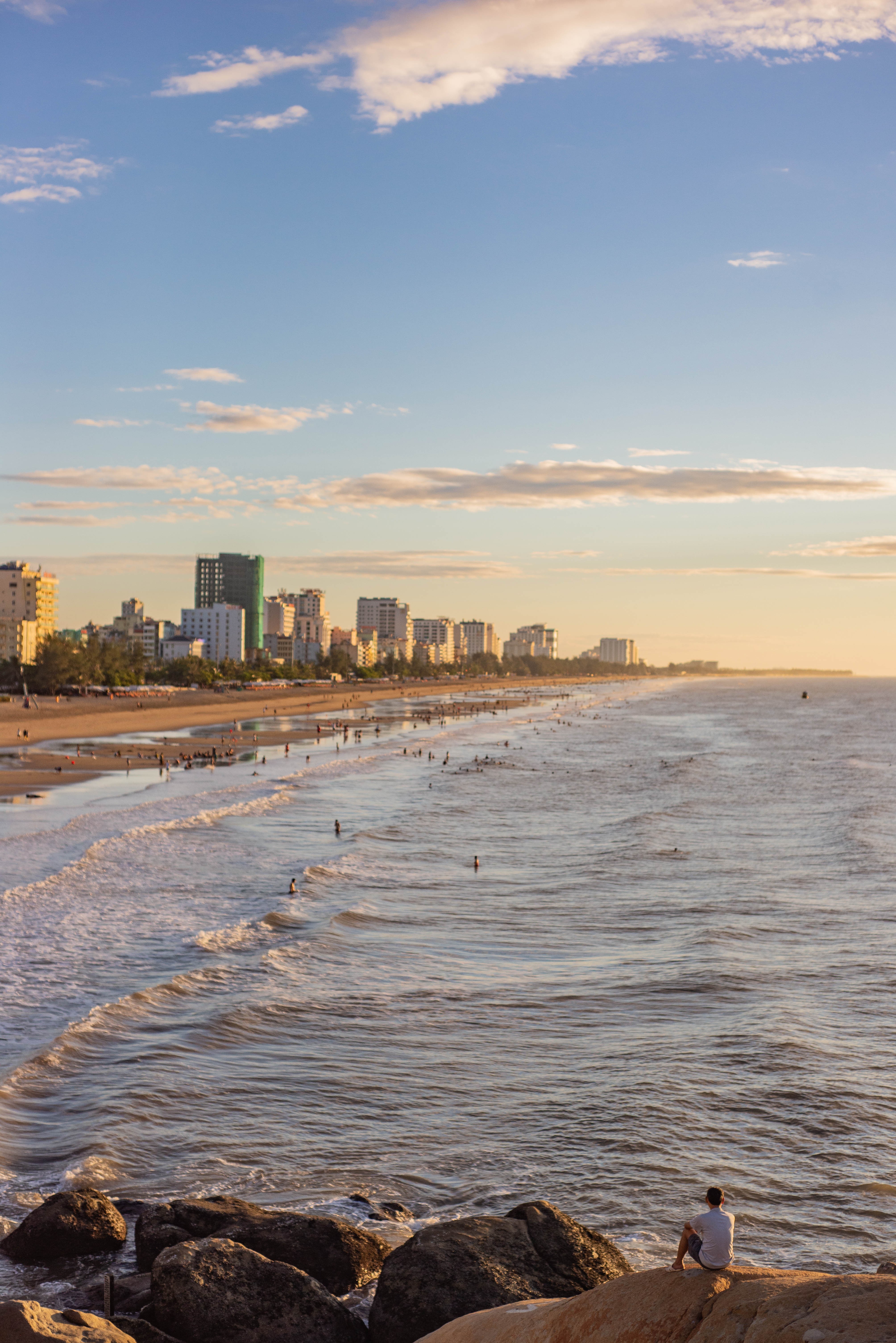 Photo d’une plage animée entourée de bâtiments urbains