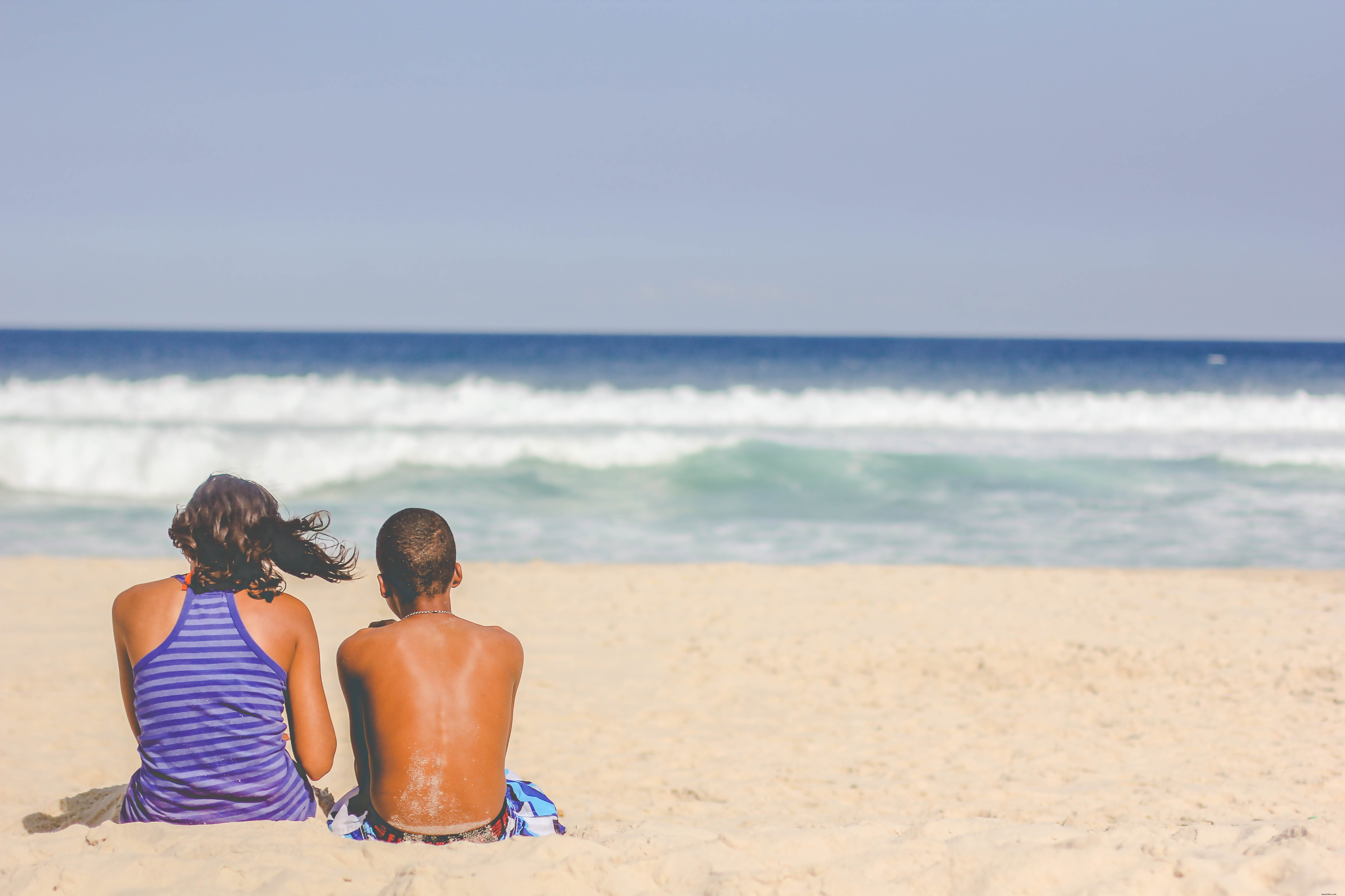 Des personnes assises sur la plage, contemplant l océan