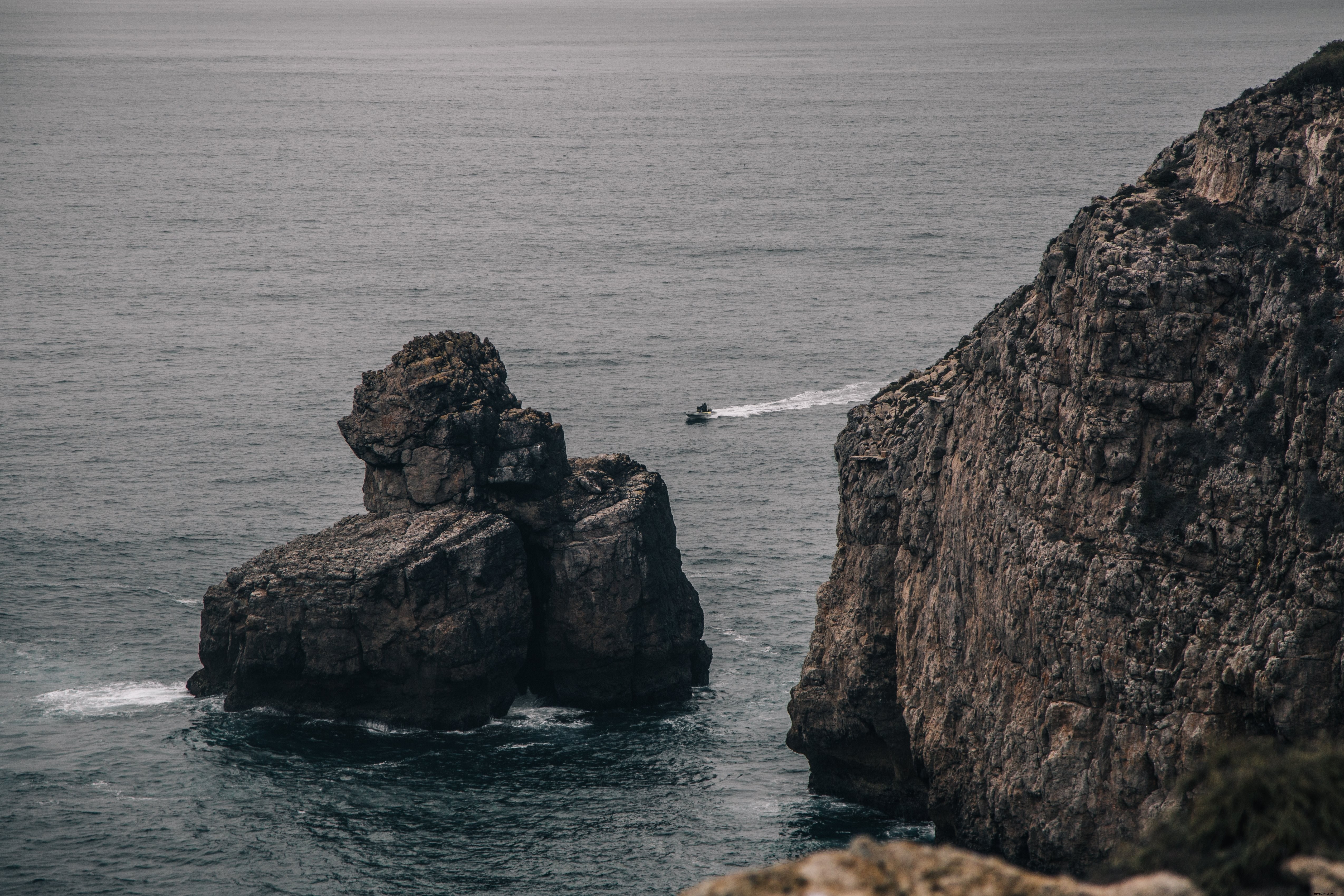 Photo d’un canot traversant la mer Grise