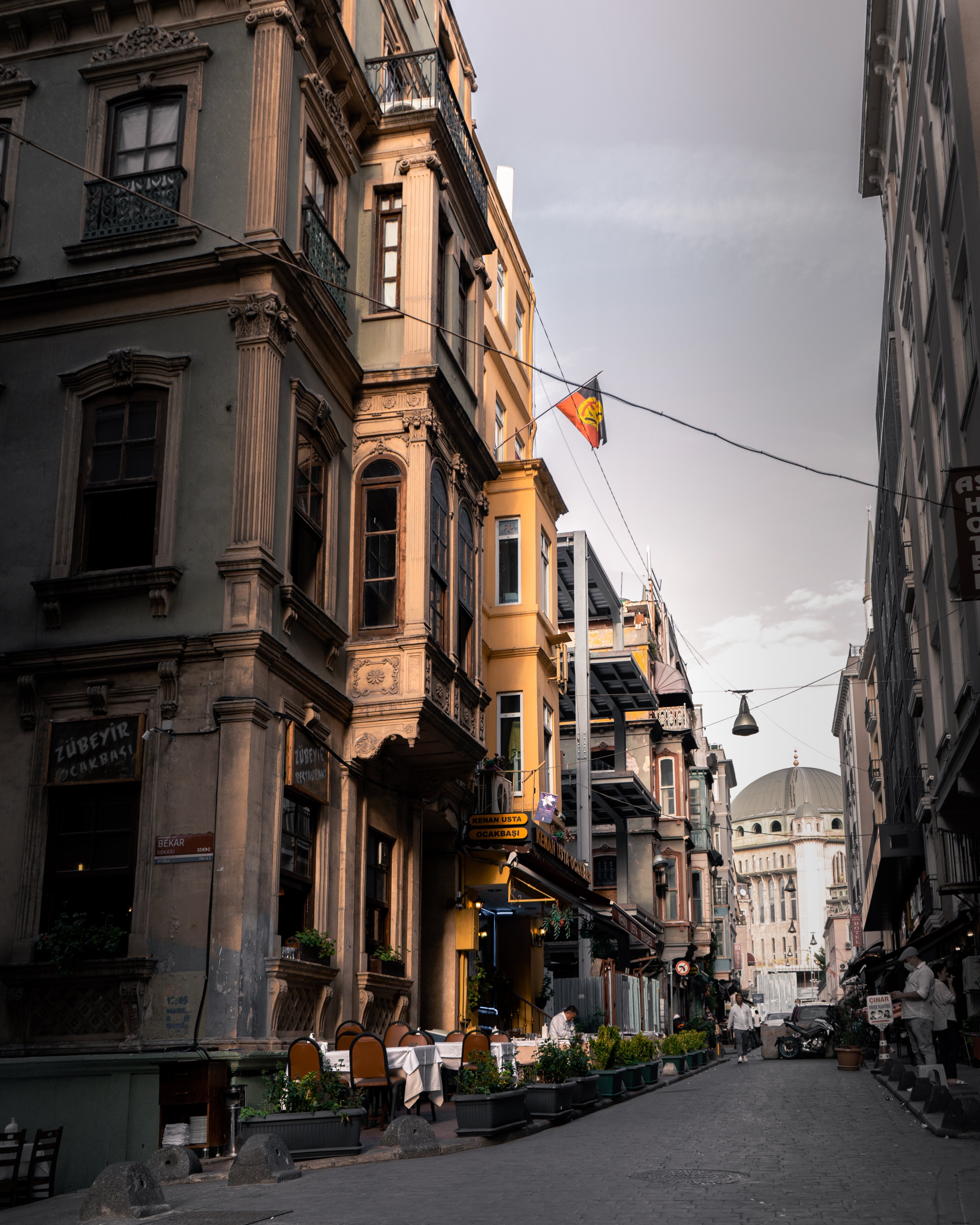 Ruelle étroite en ville bordée de grands bâtiments rustiques