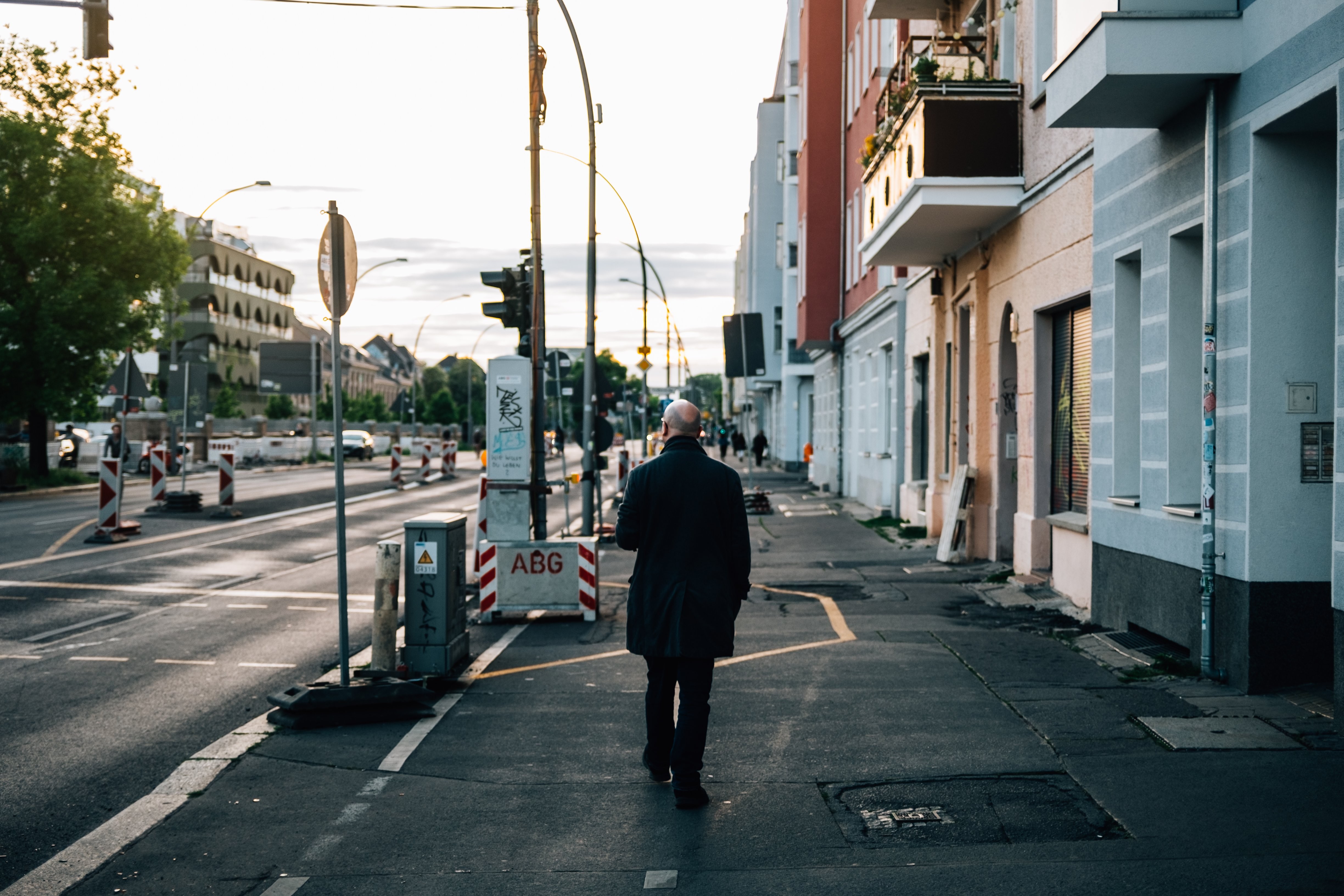 Photo d une personne marchant dans une rue calme de la ville