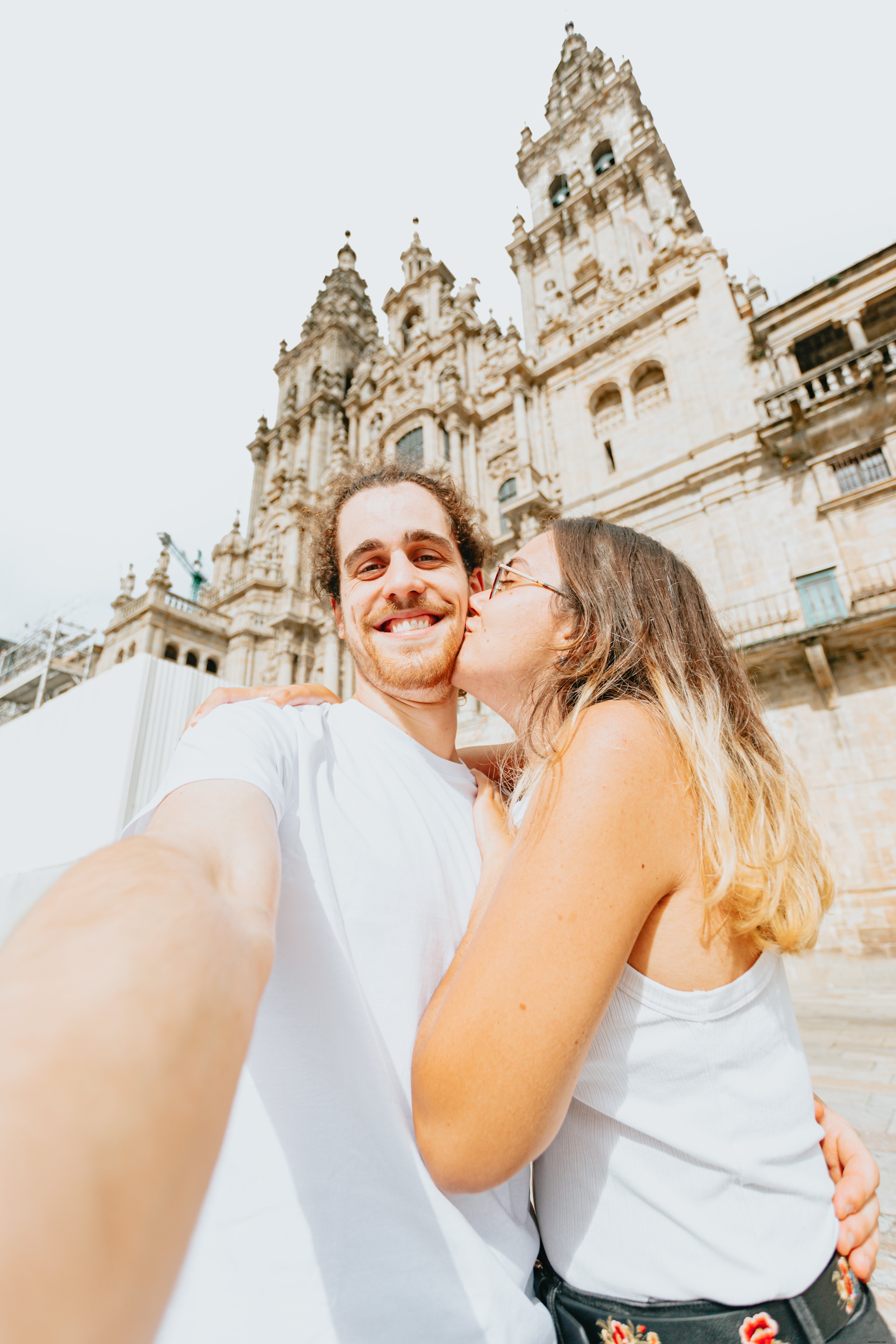 Un homme se prend en selfie pendant qu’une femme l’embrasse