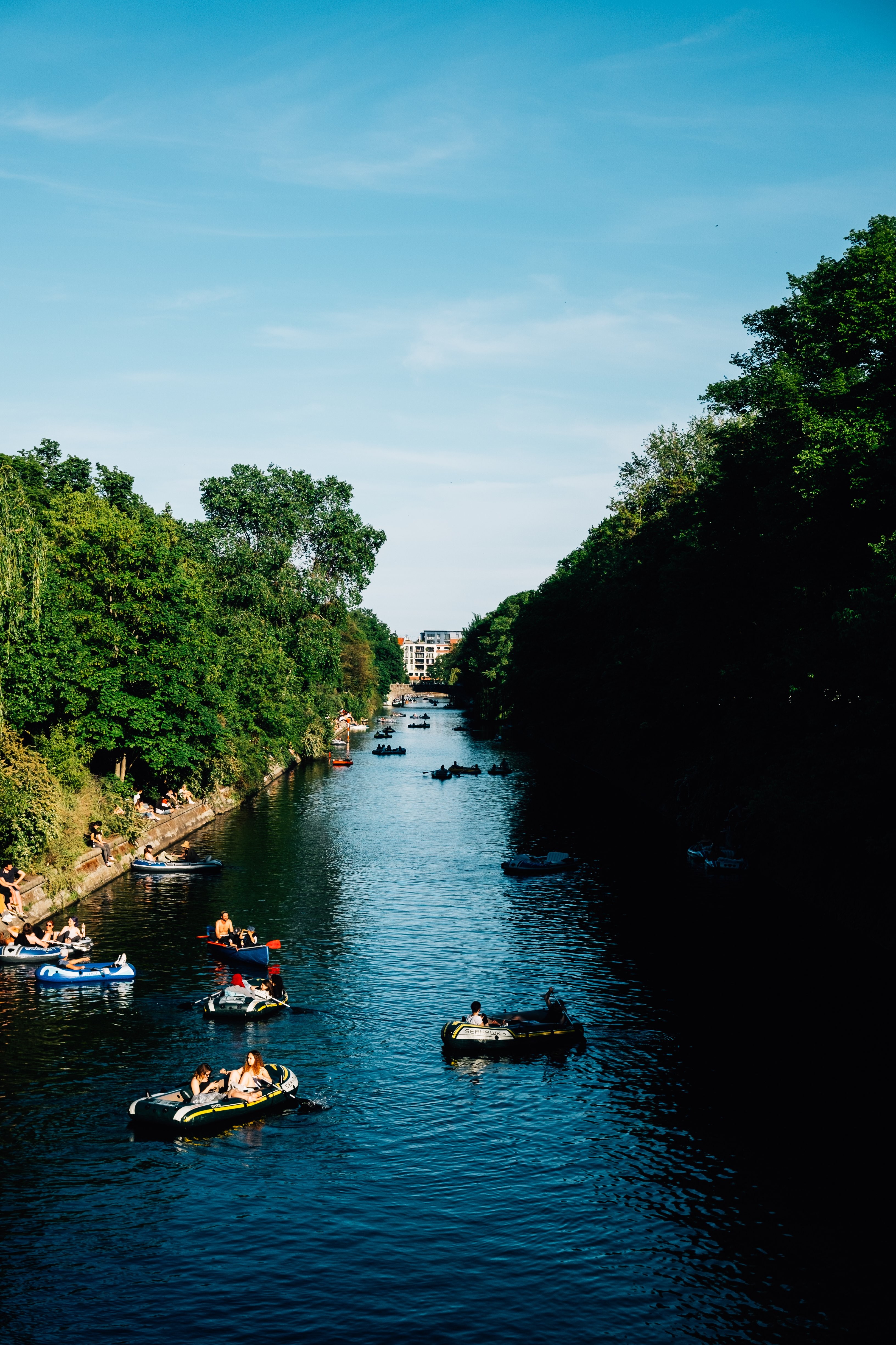 Rivière bleue bordée de plaisanciers