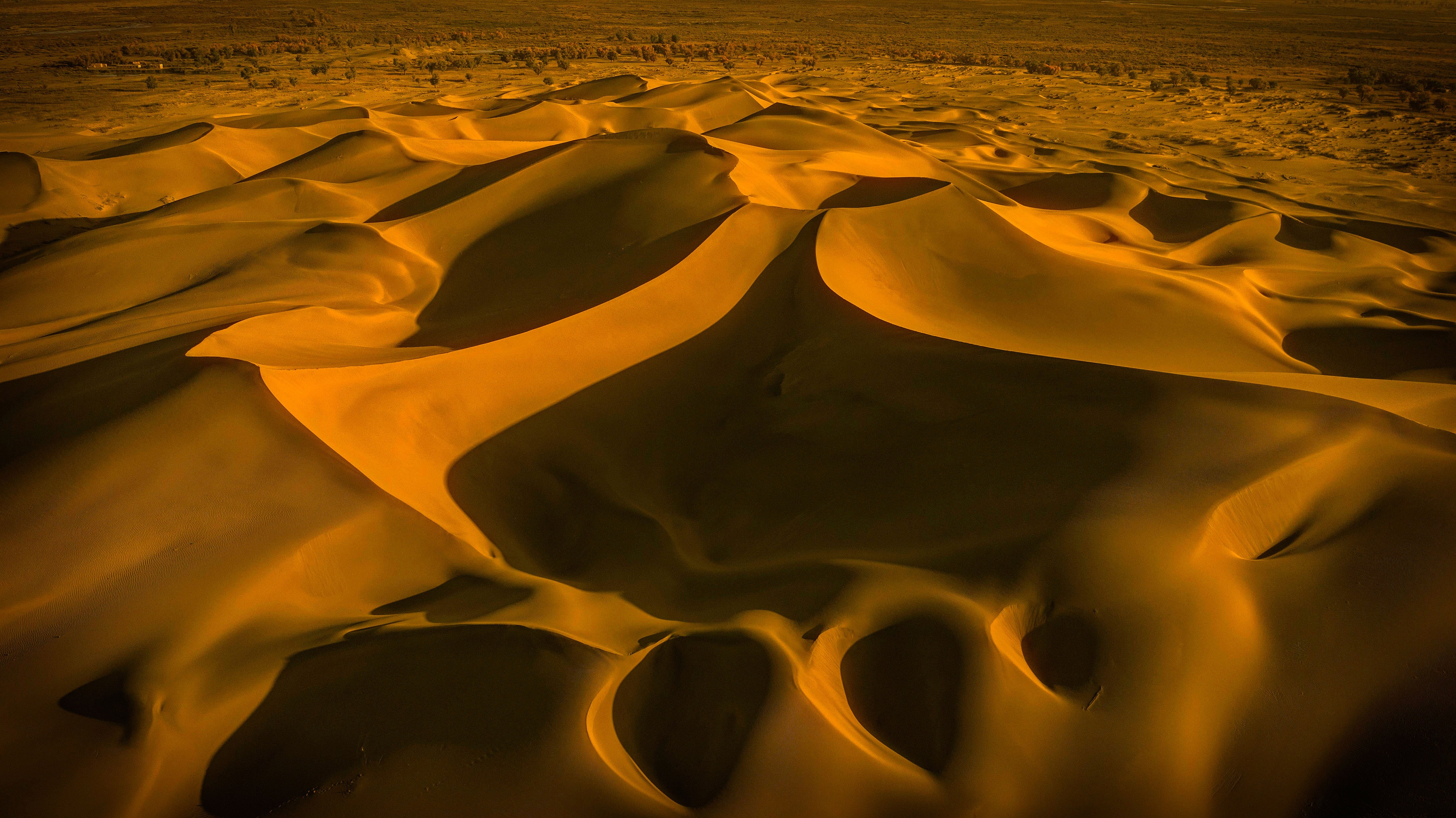 Photo d’une vue abstraite des douces dunes de sable jaune