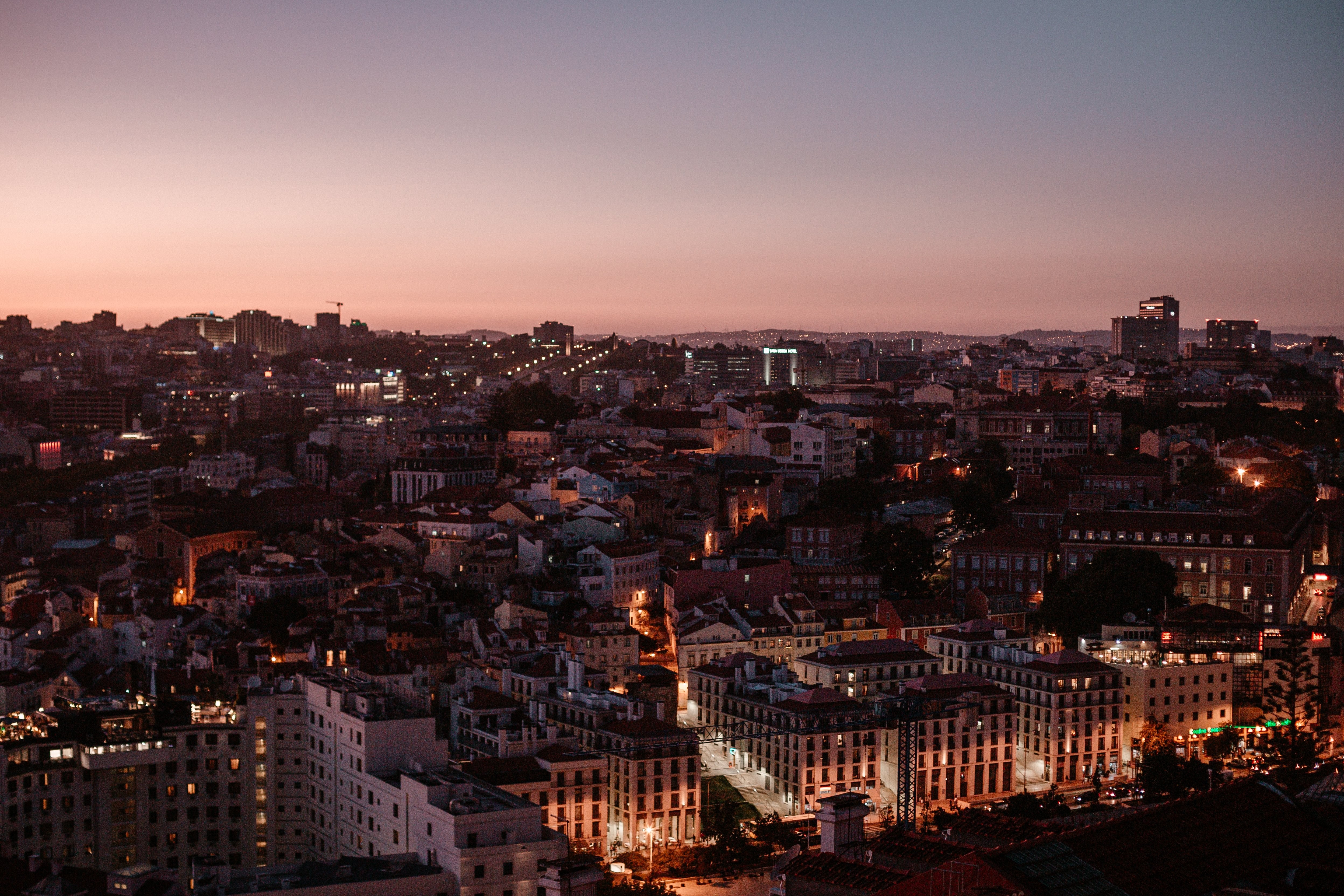 Vue aérienne d une ville au coucher du soleil rose