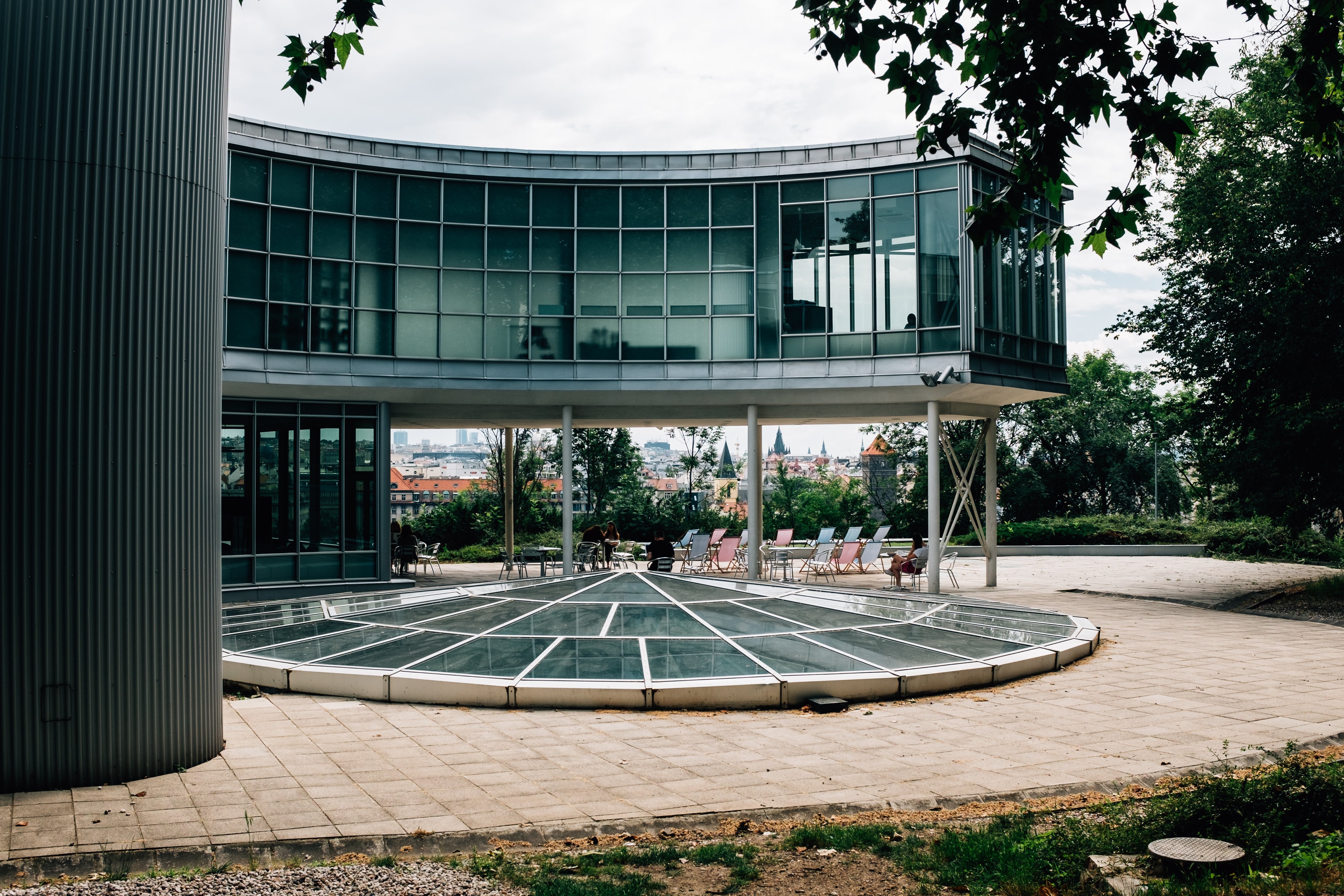 Bâtiment en verre aux courbes prononcées sur pilotis – Photo
