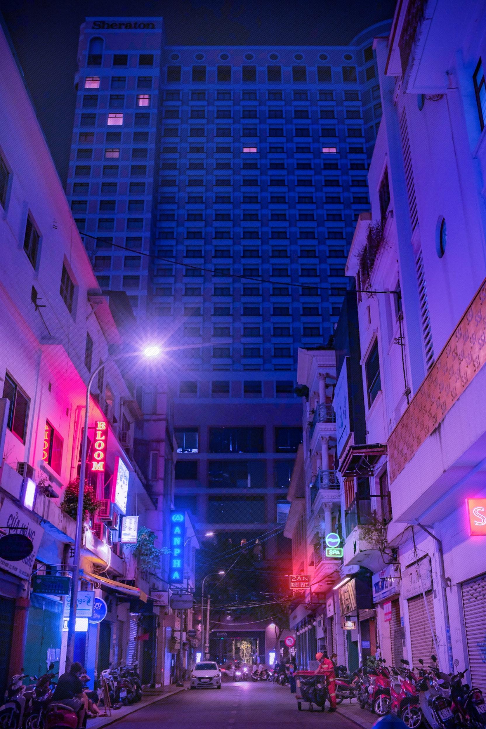 Rue animée sous des éclairages bleus et roses