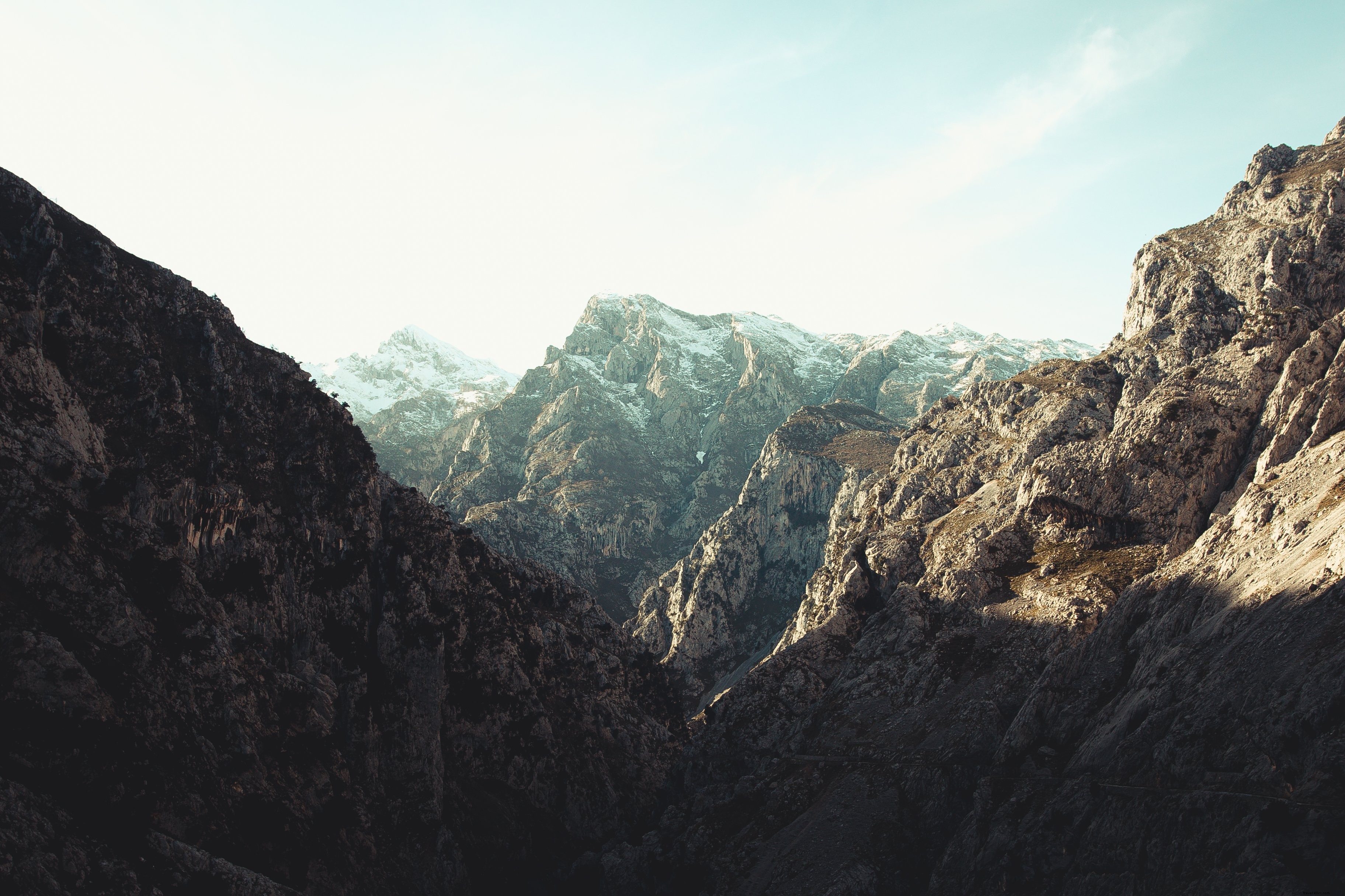 Photo d une vallée sombre dans les montagnes