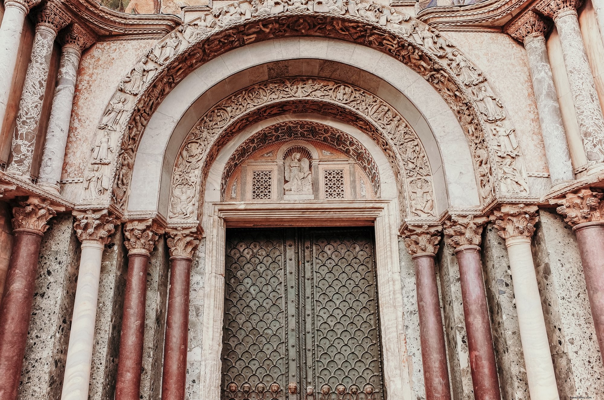 Image d une porte voûtée en marbre sculpté