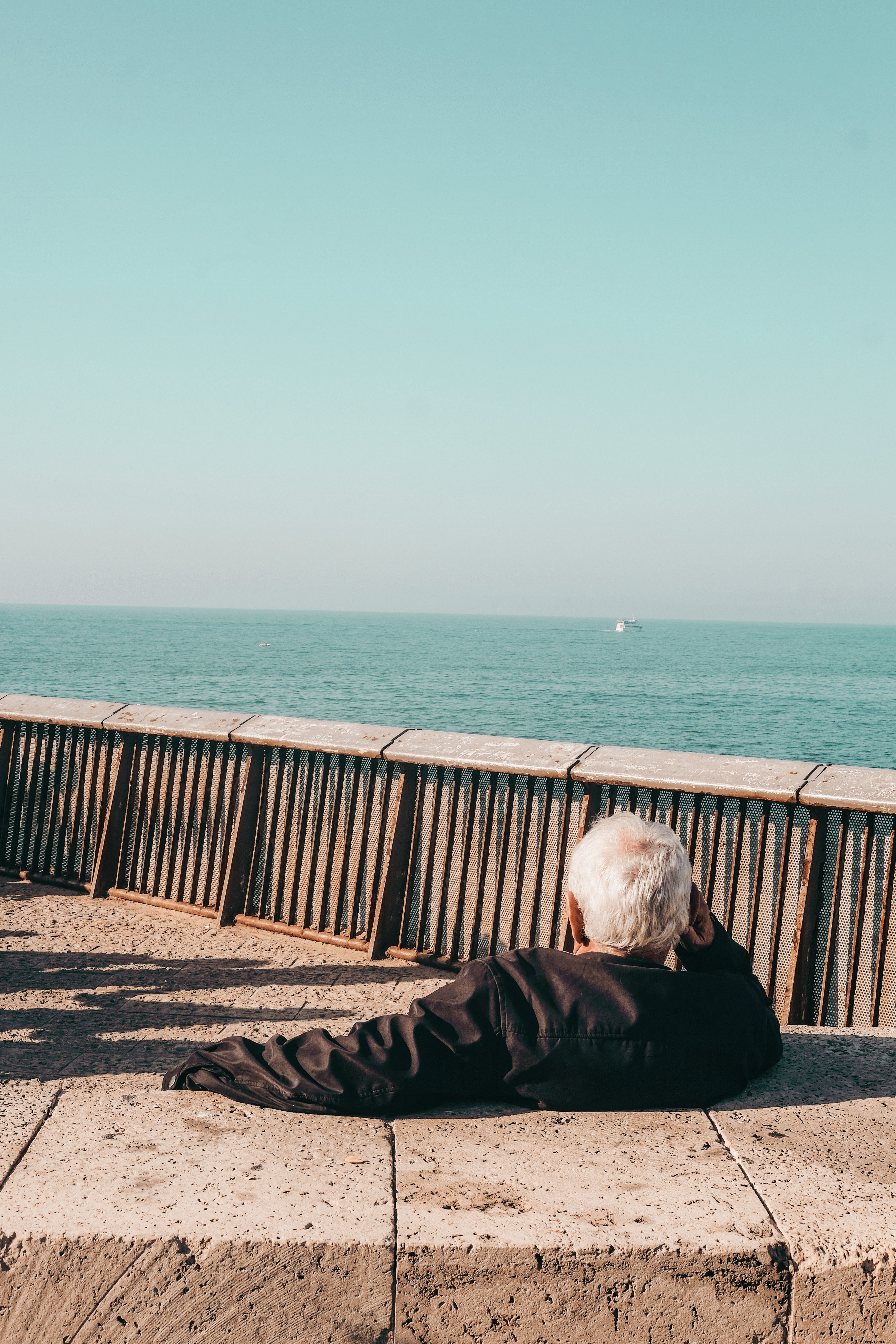 Une personne se relaxe en photographiant la mer