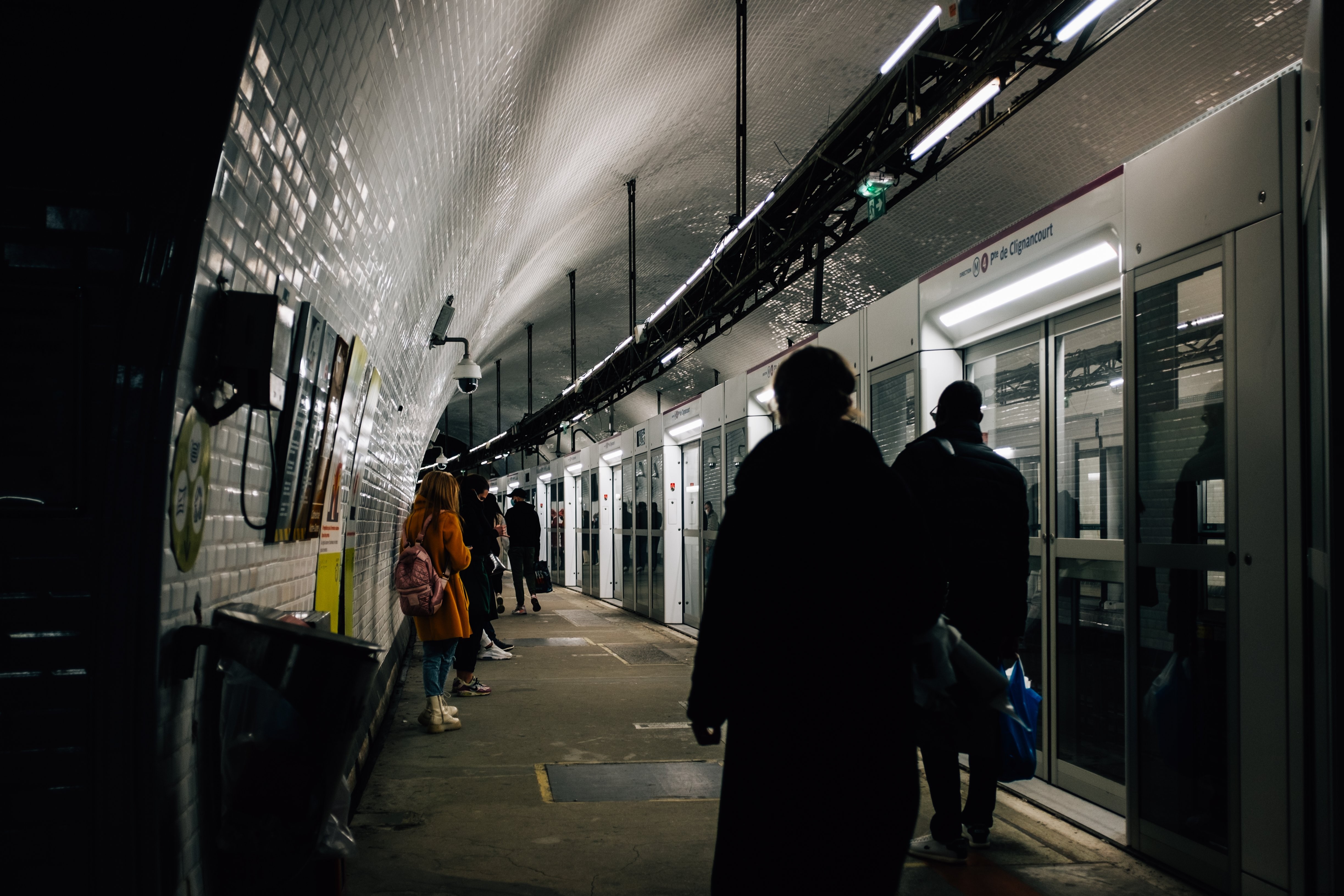 Photo : des gens attendent pour monter à bord d un métro