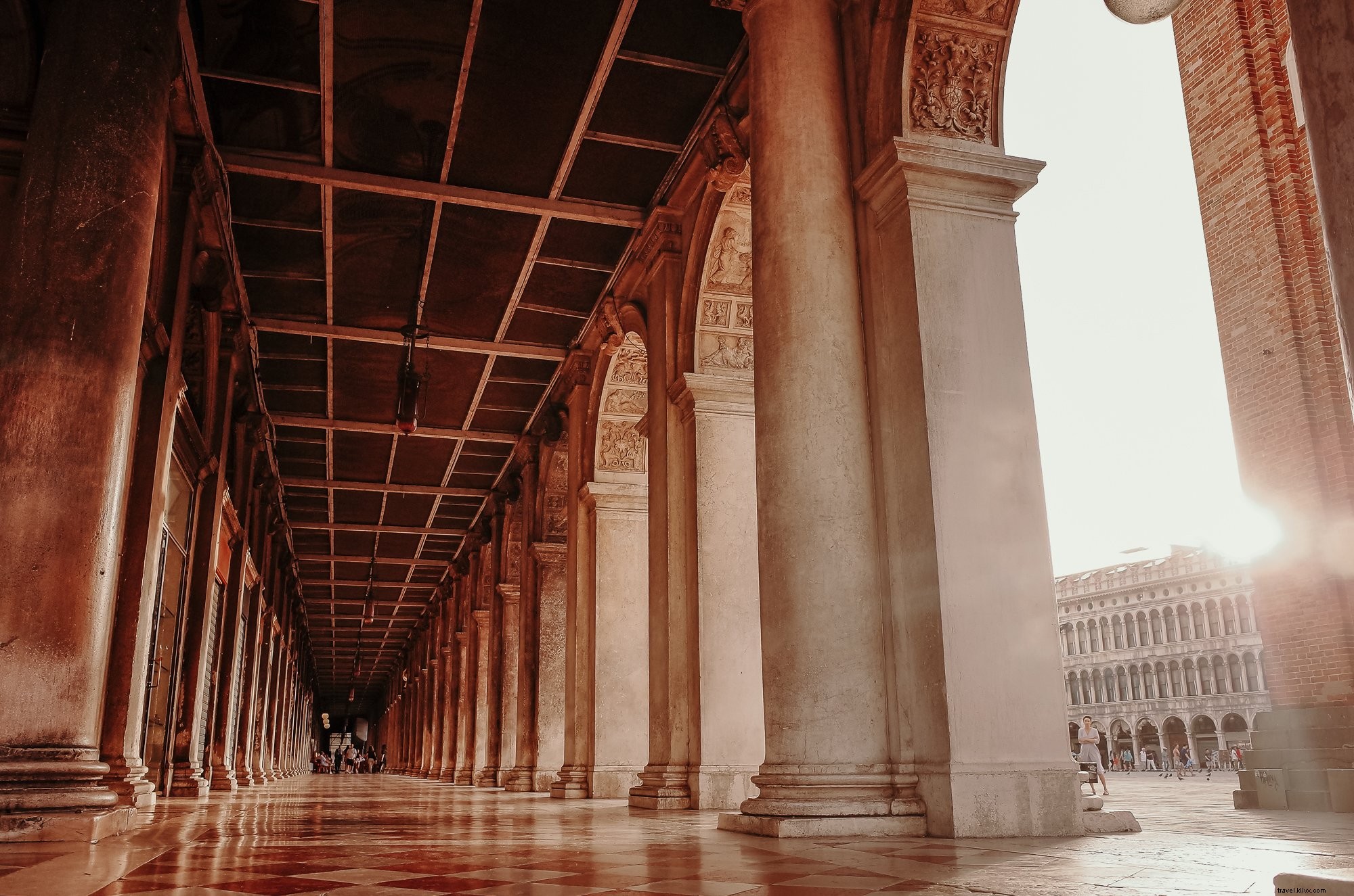 Grande galerie d entrée avec de majestueuses colonnes – Photo