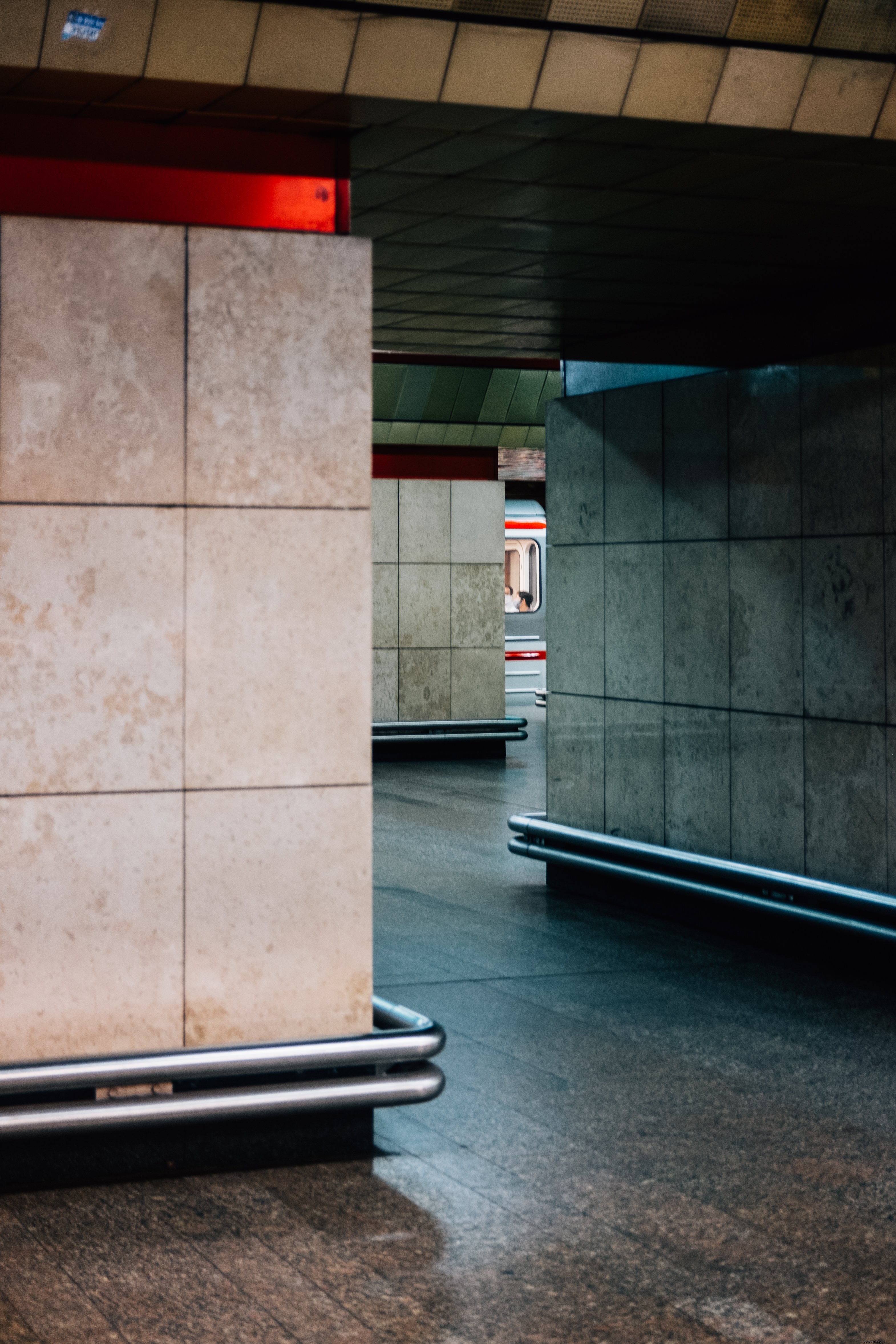 Photo d un couloir sinueux dans un bâtiment de transport public