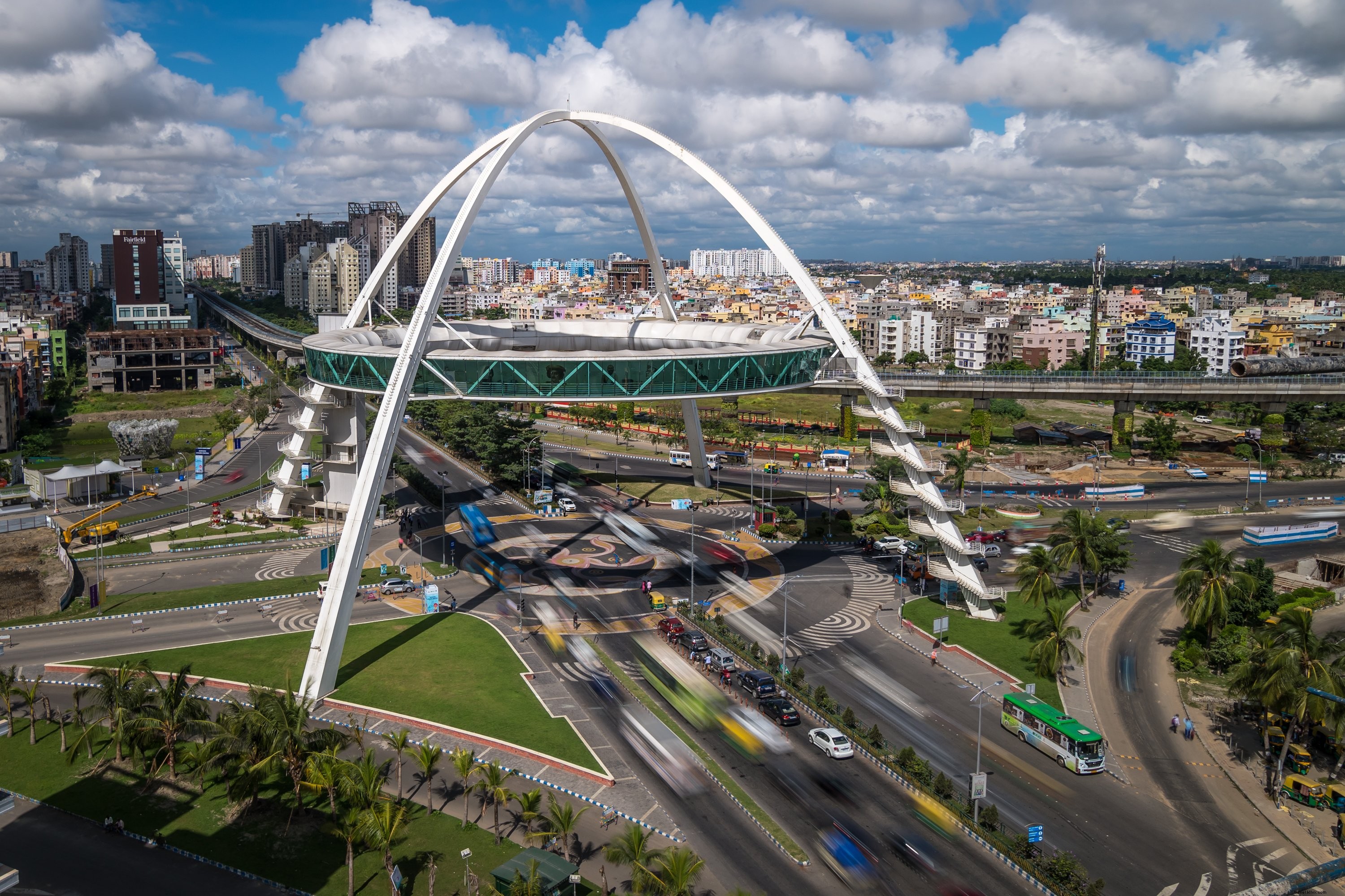 Longue prise de vue d un rond-point avec une structure au-dessus