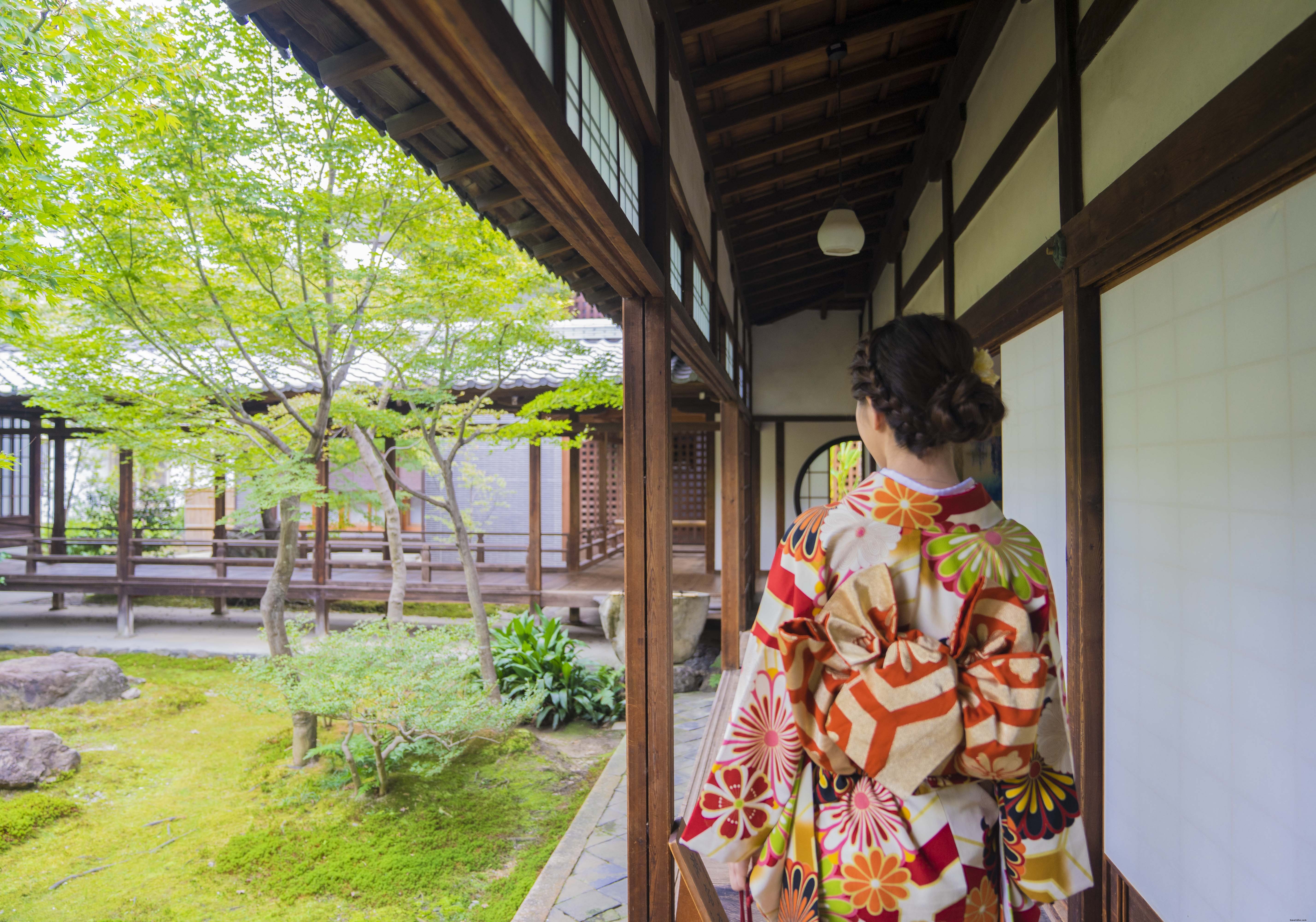 Une personne en kimono devant l’appareil photo