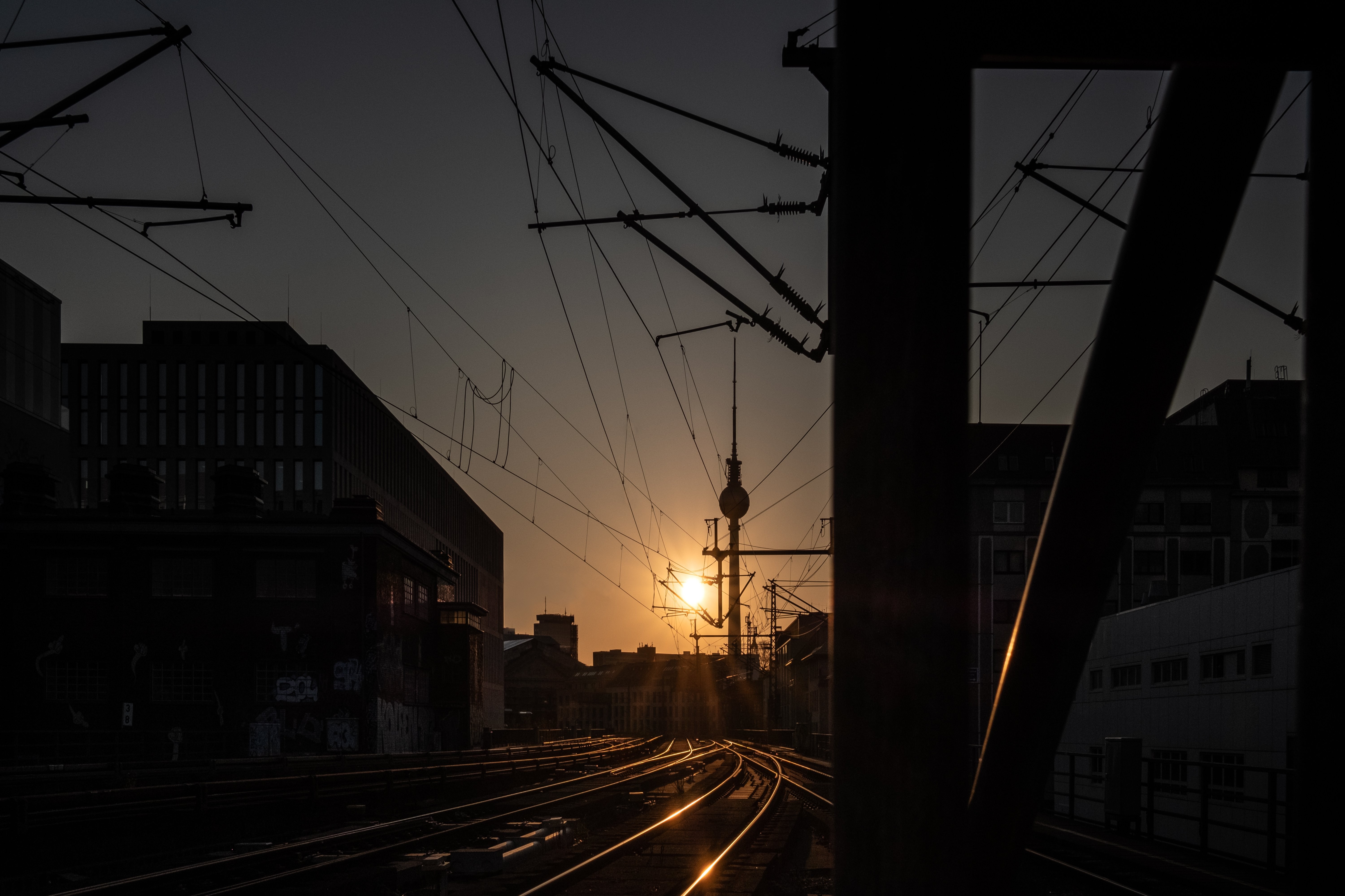 Coucher de soleil sur une voie ferrée déserte